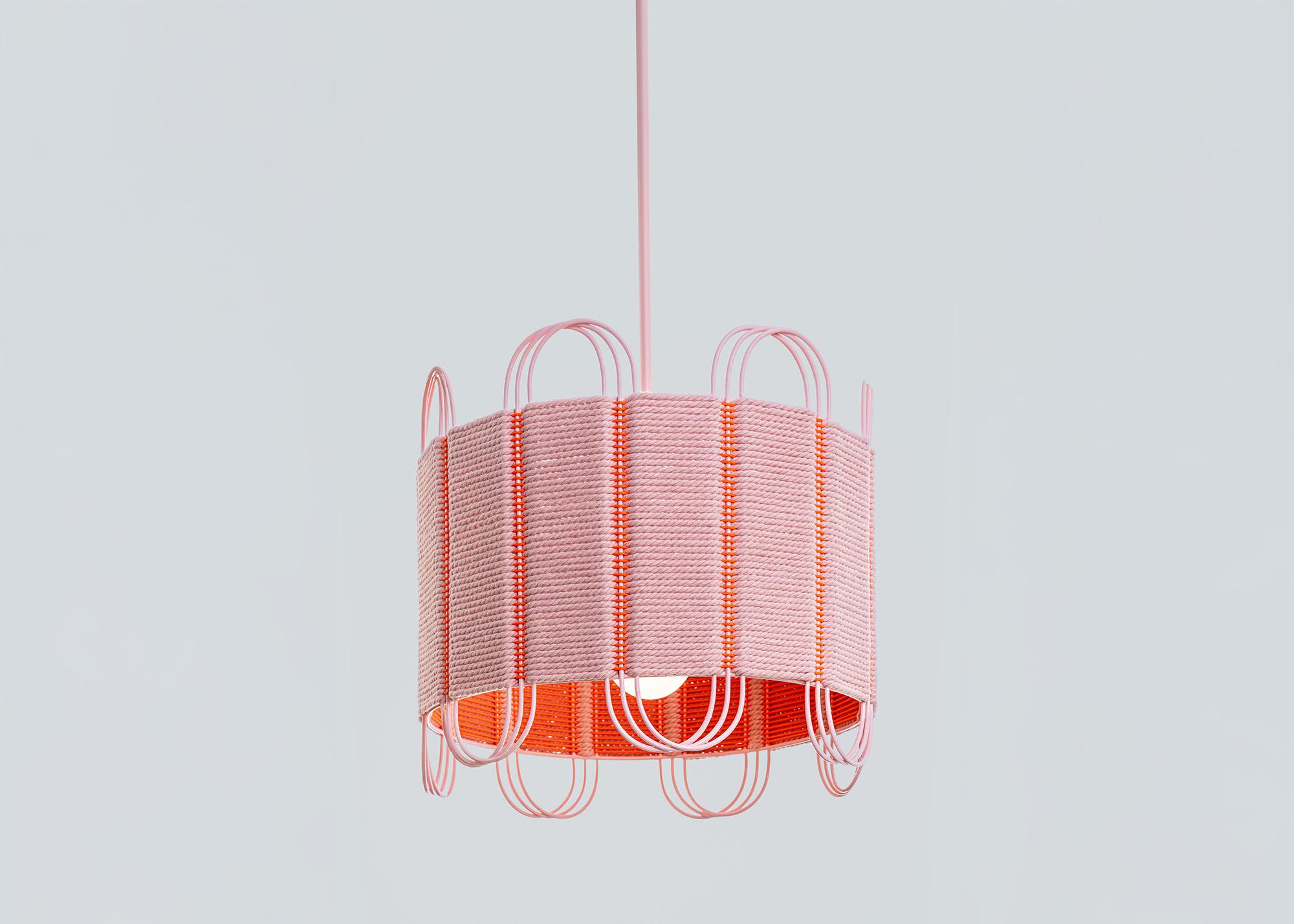 Lampe sculpturale moderne de Crète en rose, cordes diverses et Steele par Laura Casañas Maya Neuf - En vente à New York, NY