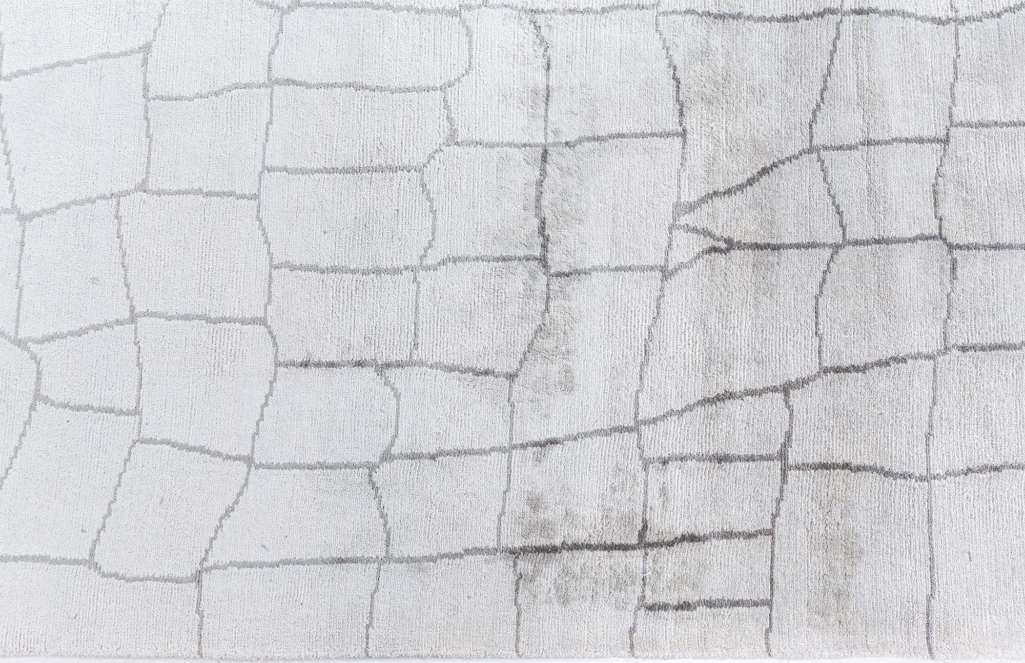 Tappeto in seta fatto a mano dal design moderno a coccodrillo in tonalità di grigio di Doris Leslie Blau
Dimensioni: 10'0