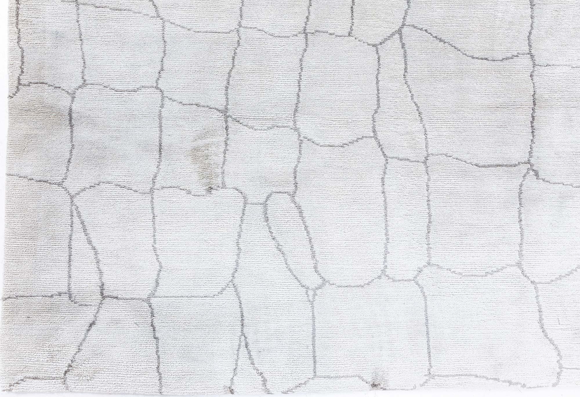 Tibetano Tappeto in seta fatto a mano dal design moderno a coccodrillo in tonalità di grigio di Doris Leslie Blau in vendita