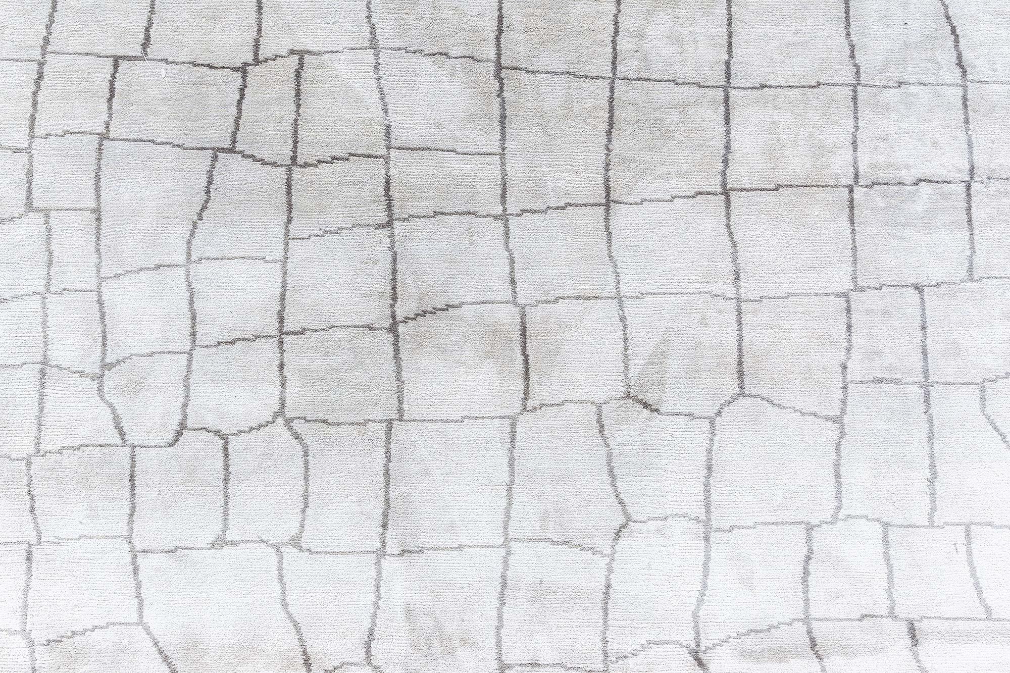 Annodato a mano Tappeto in seta fatto a mano dal design moderno a coccodrillo in tonalità di grigio di Doris Leslie Blau in vendita