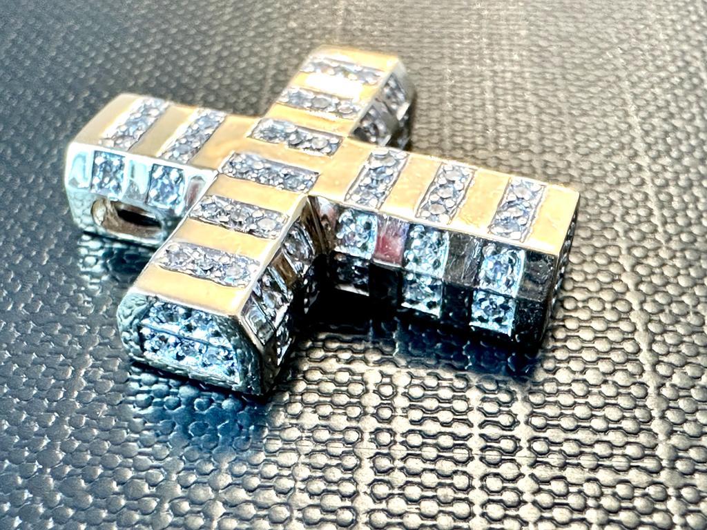 Taille brillant Croix moderne en or jaune 14 carats avec diamants en vente
