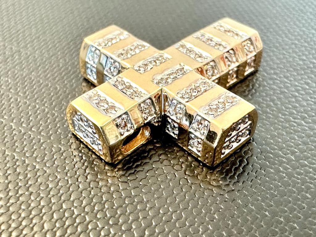 Croix moderne en or jaune 14 carats avec diamants Excellent état - En vente à Esch-Sur-Alzette, LU