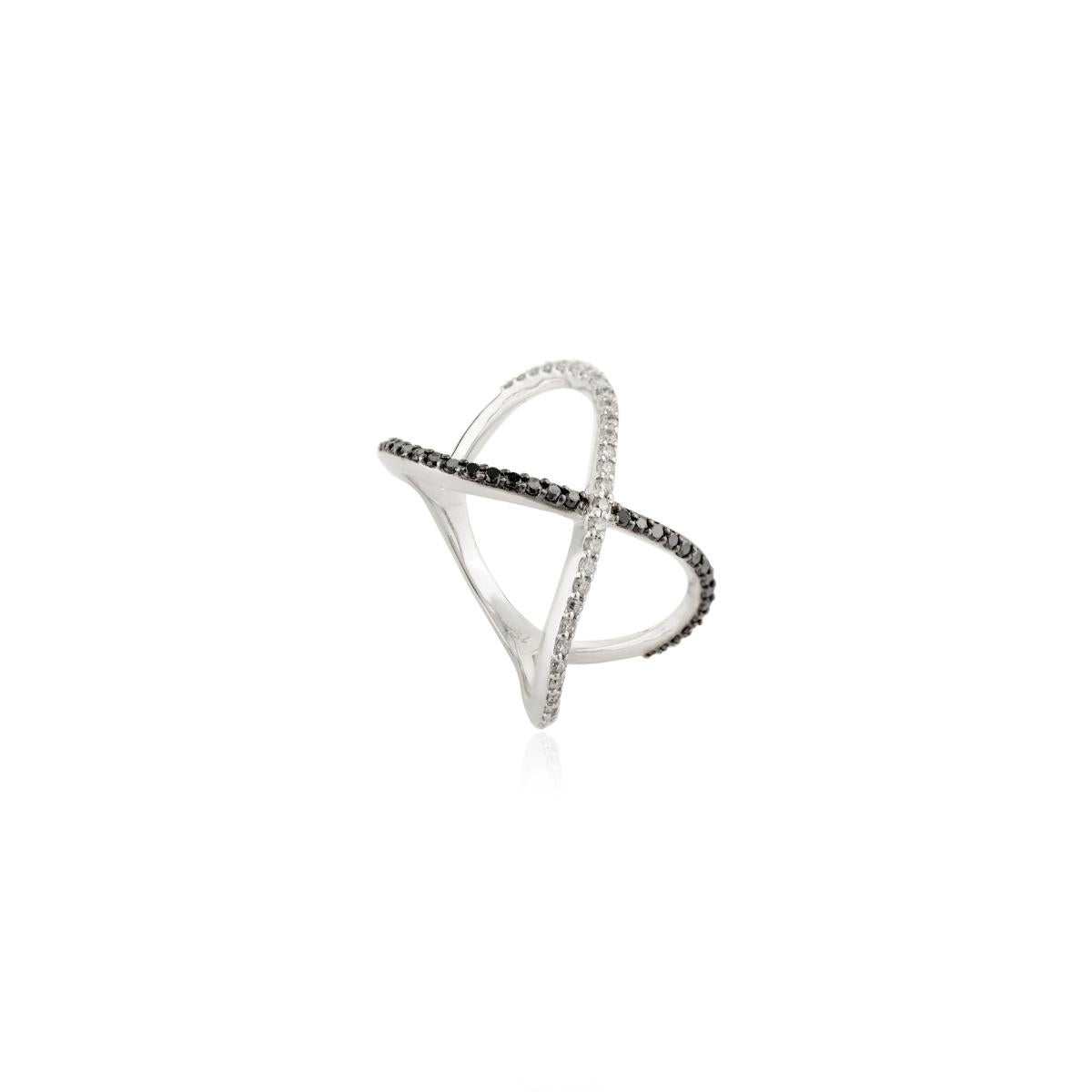 Im Angebot: Moderner Crossover-Diamantring aus 18 Karat Weißgold mit schwarz-weißen Diamanten () 3