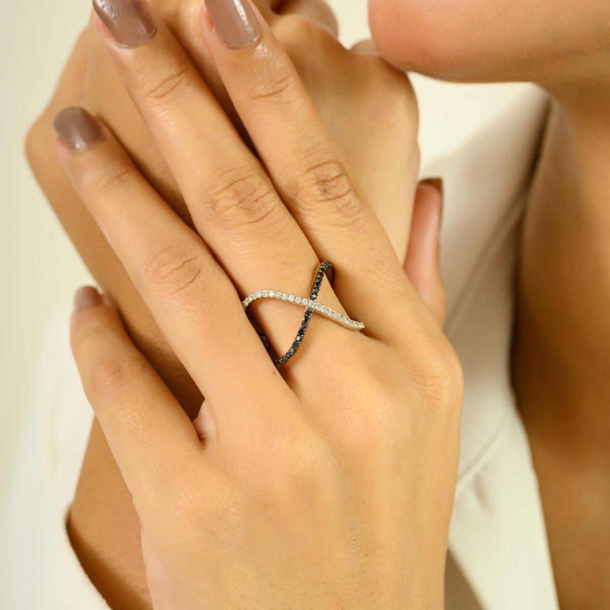Im Angebot: Moderner Crossover-Diamantring aus 18 Karat Weißgold mit schwarz-weißen Diamanten () 4