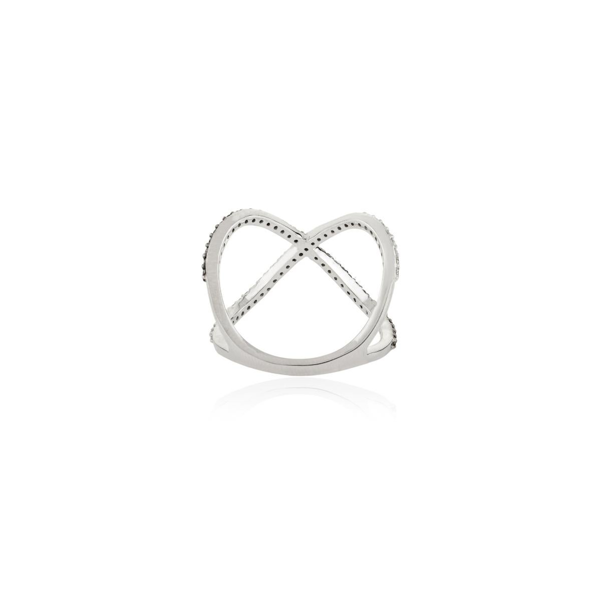Im Angebot: Moderner Crossover-Diamantring aus 18 Karat Weißgold mit schwarz-weißen Diamanten () 5