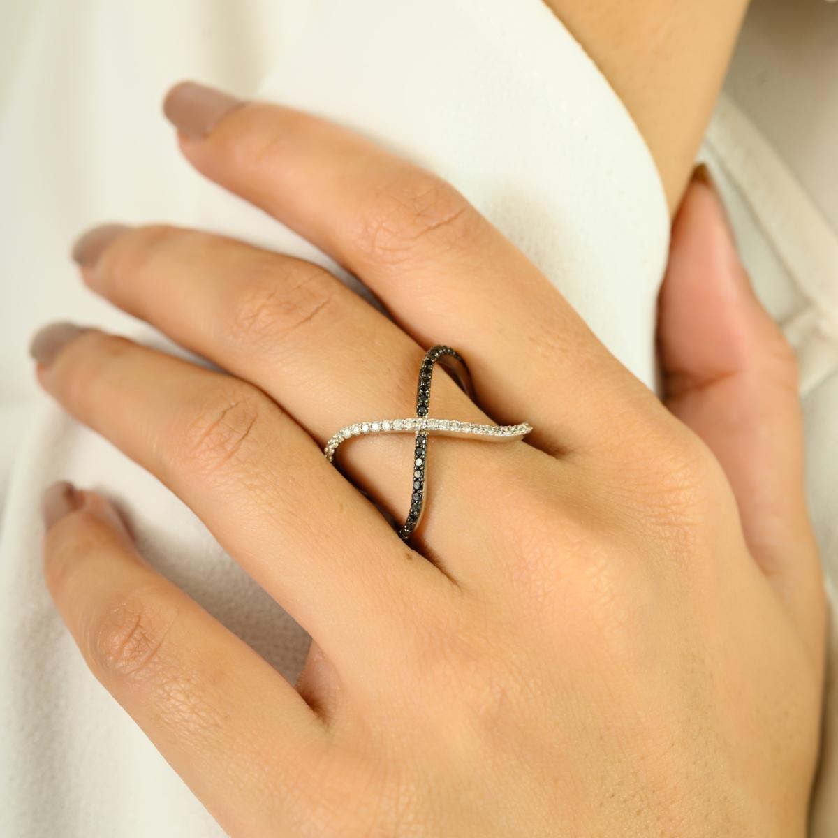 Im Angebot: Moderner Crossover-Diamantring aus 18 Karat Weißgold mit schwarz-weißen Diamanten () 6