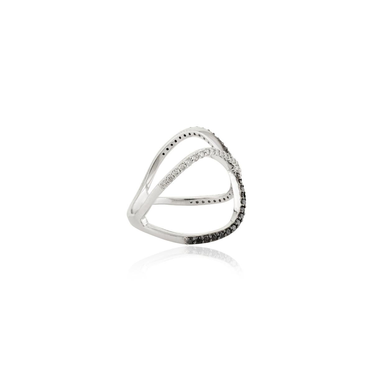 Im Angebot: Moderner Crossover-Diamantring aus 18 Karat Weißgold mit schwarz-weißen Diamanten () 8