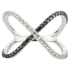 Bague croisée moderne en or blanc 18 carats avec diamants noirs et blancs