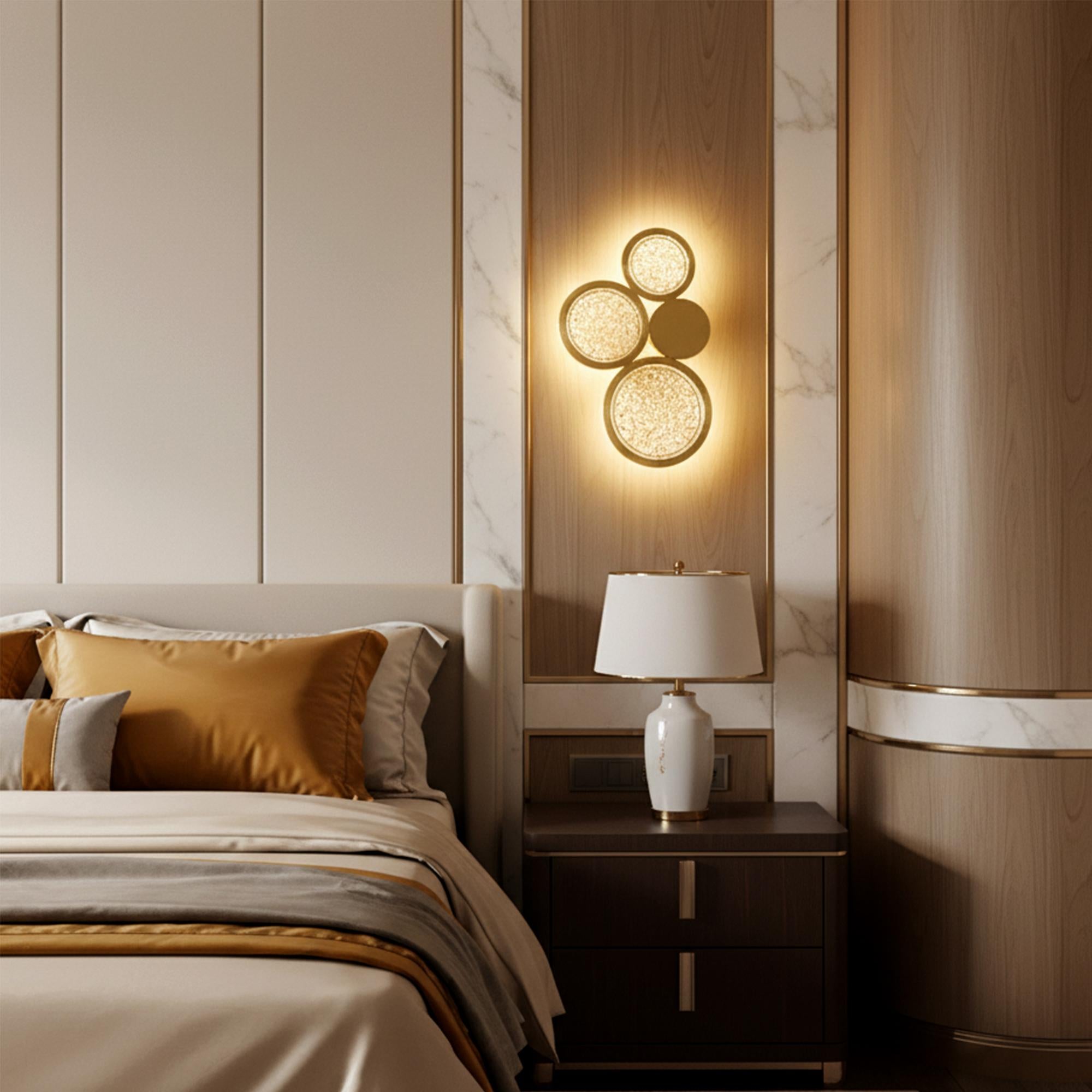 Applique a cerchio in vetro e ottone - Illuminazione d'ambiente elegante per case moderne In condizioni Nuovo in vendita a Monroe, NY