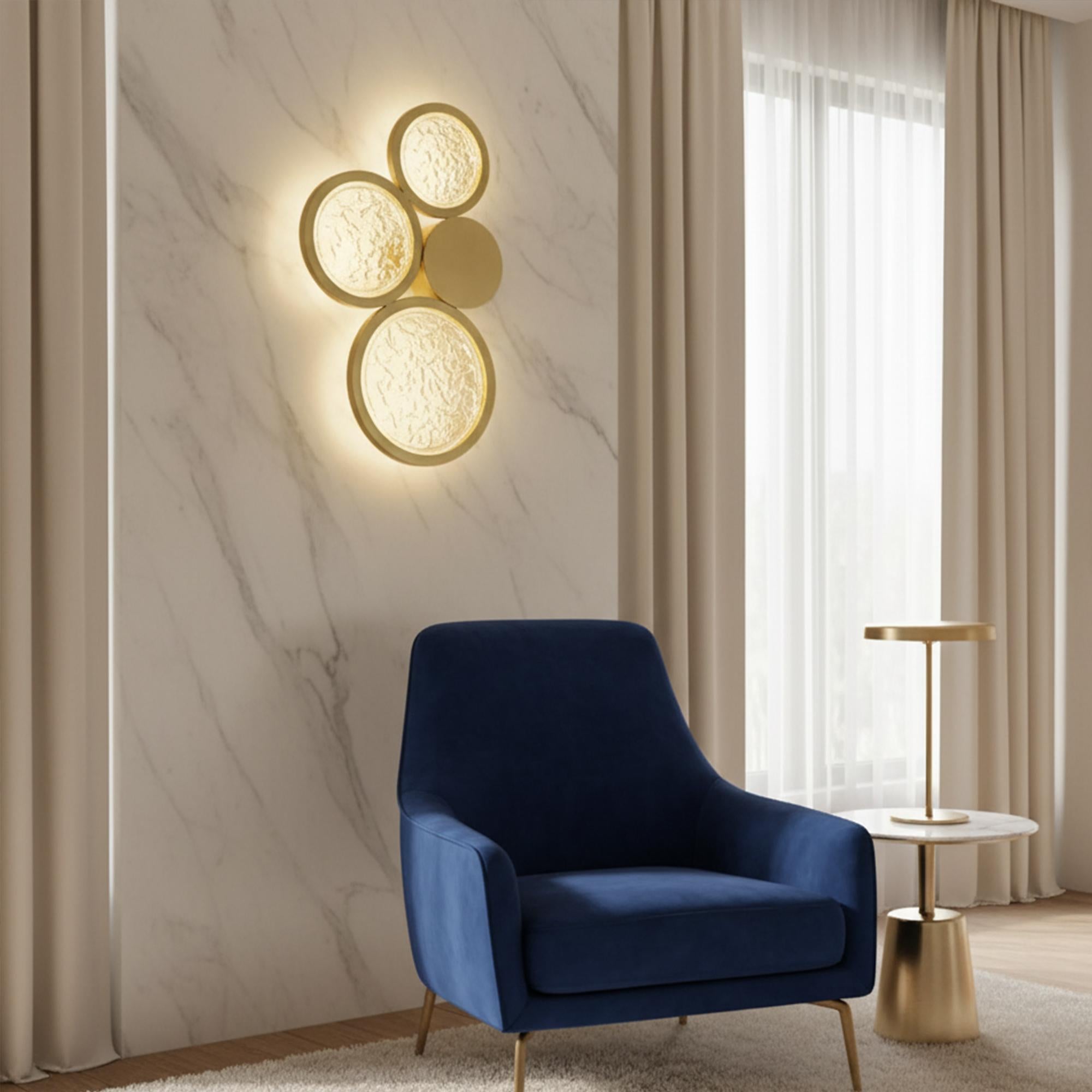 XXI secolo e contemporaneo Applique a cerchio in vetro e ottone - Illuminazione d'ambiente elegante per case moderne in vendita