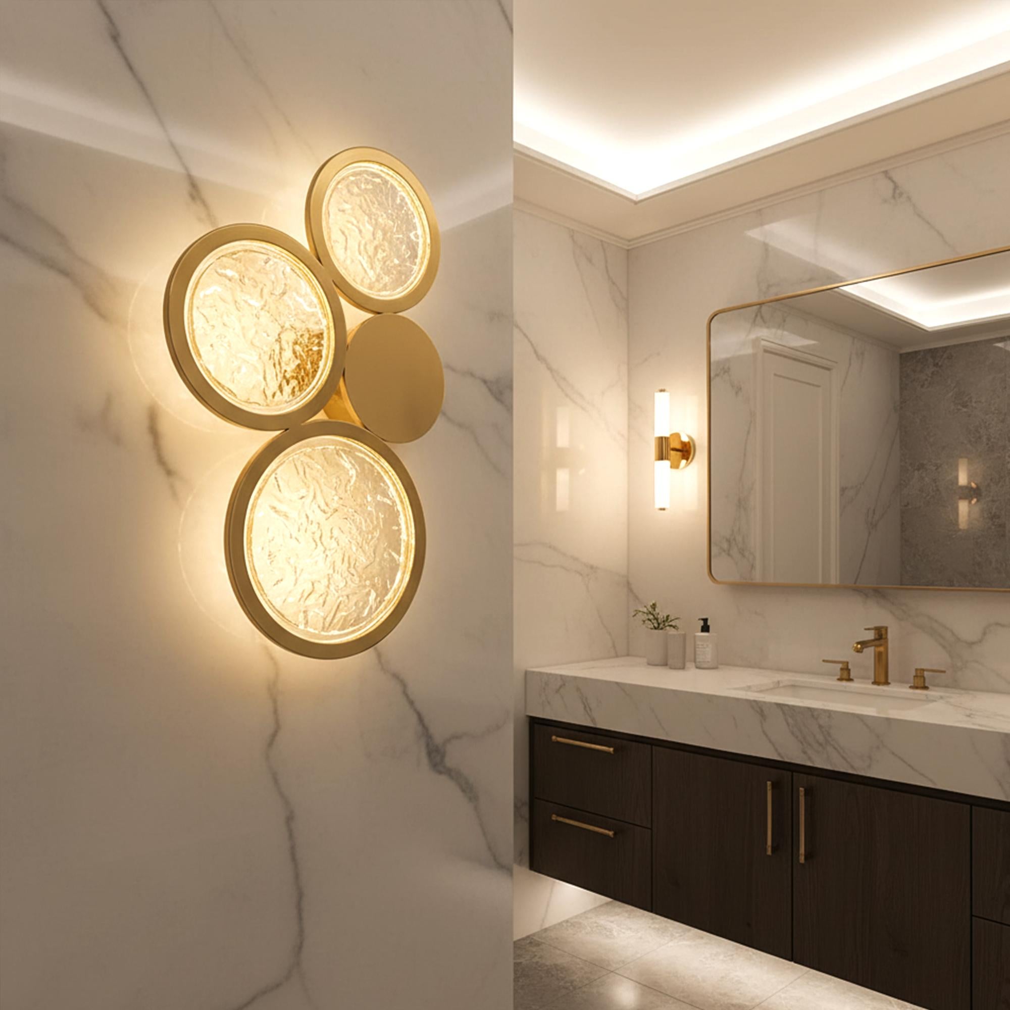 Applique a cerchio in vetro e ottone - Illuminazione d'ambiente elegante per case moderne in vendita 1