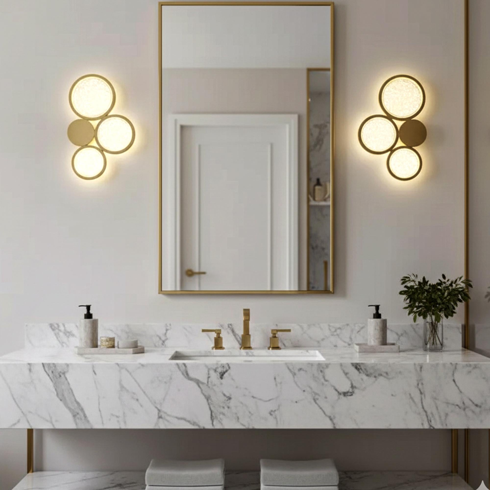 Applique a cerchio in vetro e ottone - Illuminazione d'ambiente elegante per case moderne in vendita 2