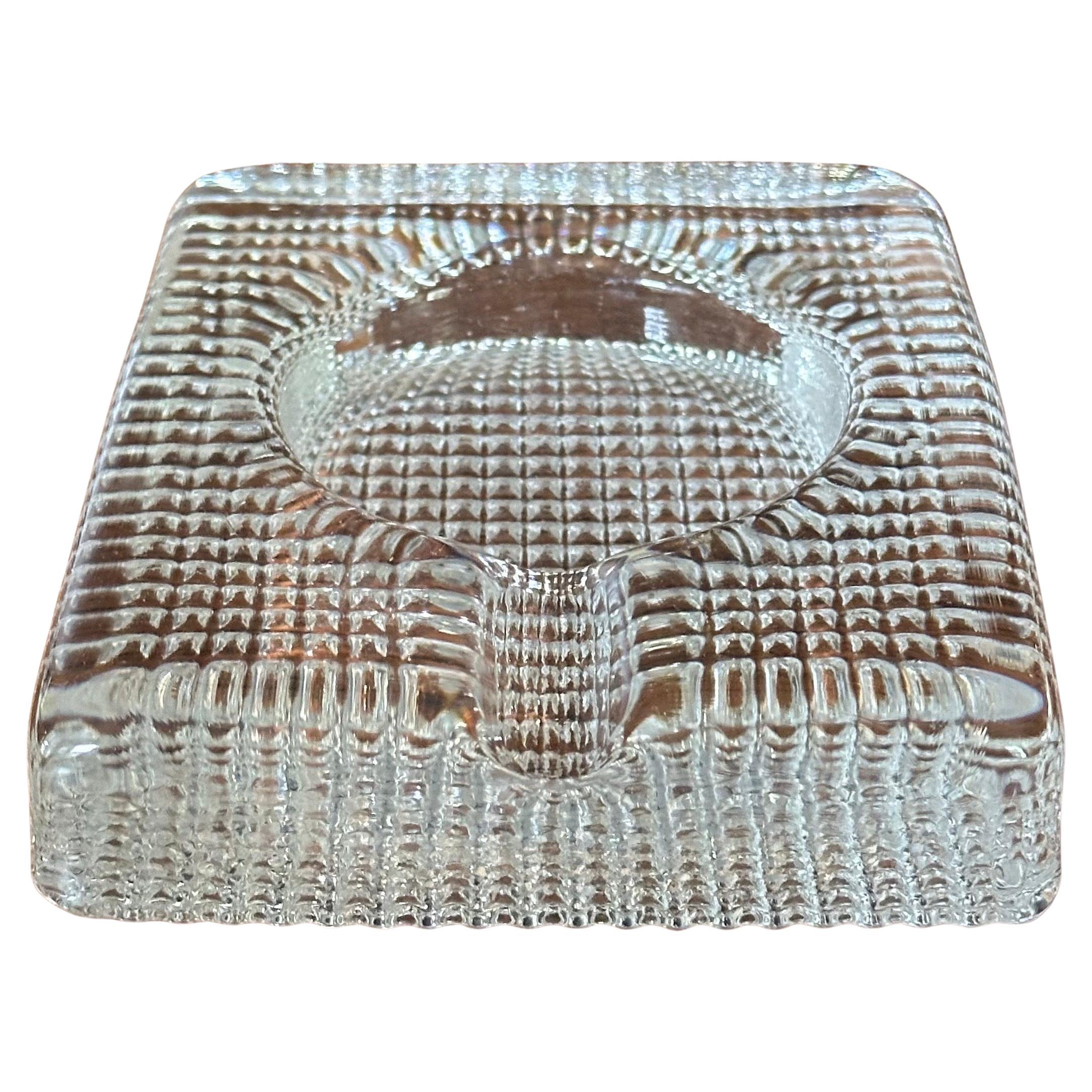 Un cenicero moderno de cristal para puros muy bonito, de hacia la década de 1990. La pieza no está firmada y se encuentra en muy buen estado, sin desconchones ni grietas, y mide 4