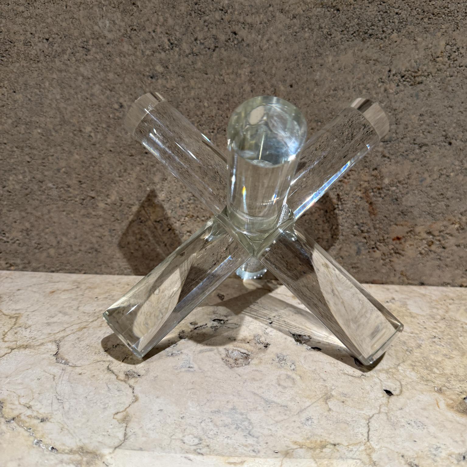 Para tu consideración, Sujetalibros Jack de cristal moderno. Sin marcar
Dimensiones: 9 x 9 x 9

Echa un vistazo a nuestros anuncios, tenemos una increíble colección de artículos difíciles de encontrar.

