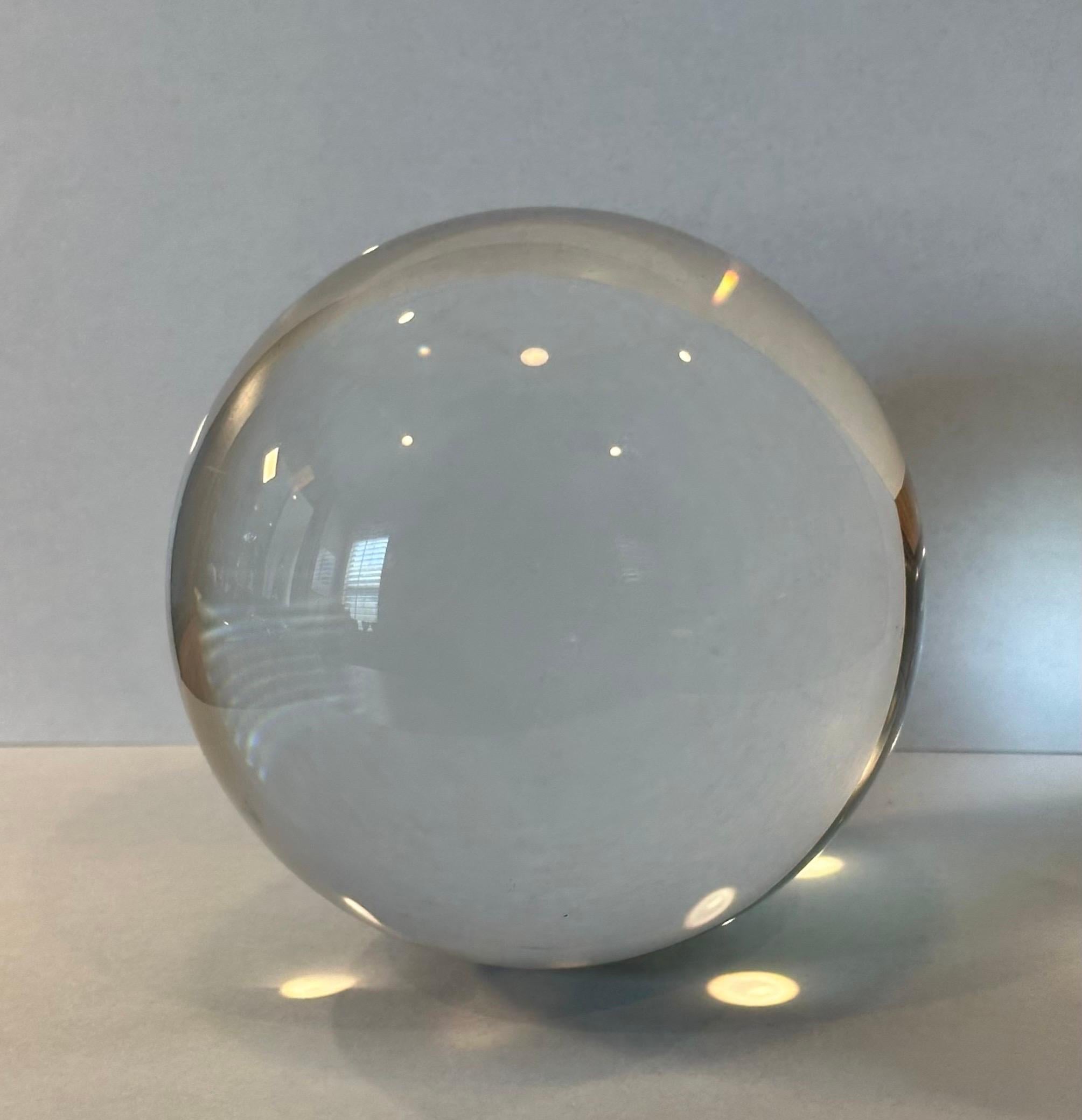 Sfera di cristallo moderna su base in acciaio in vendita 4