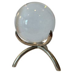 Sphère moderne en cristal sur base en acier