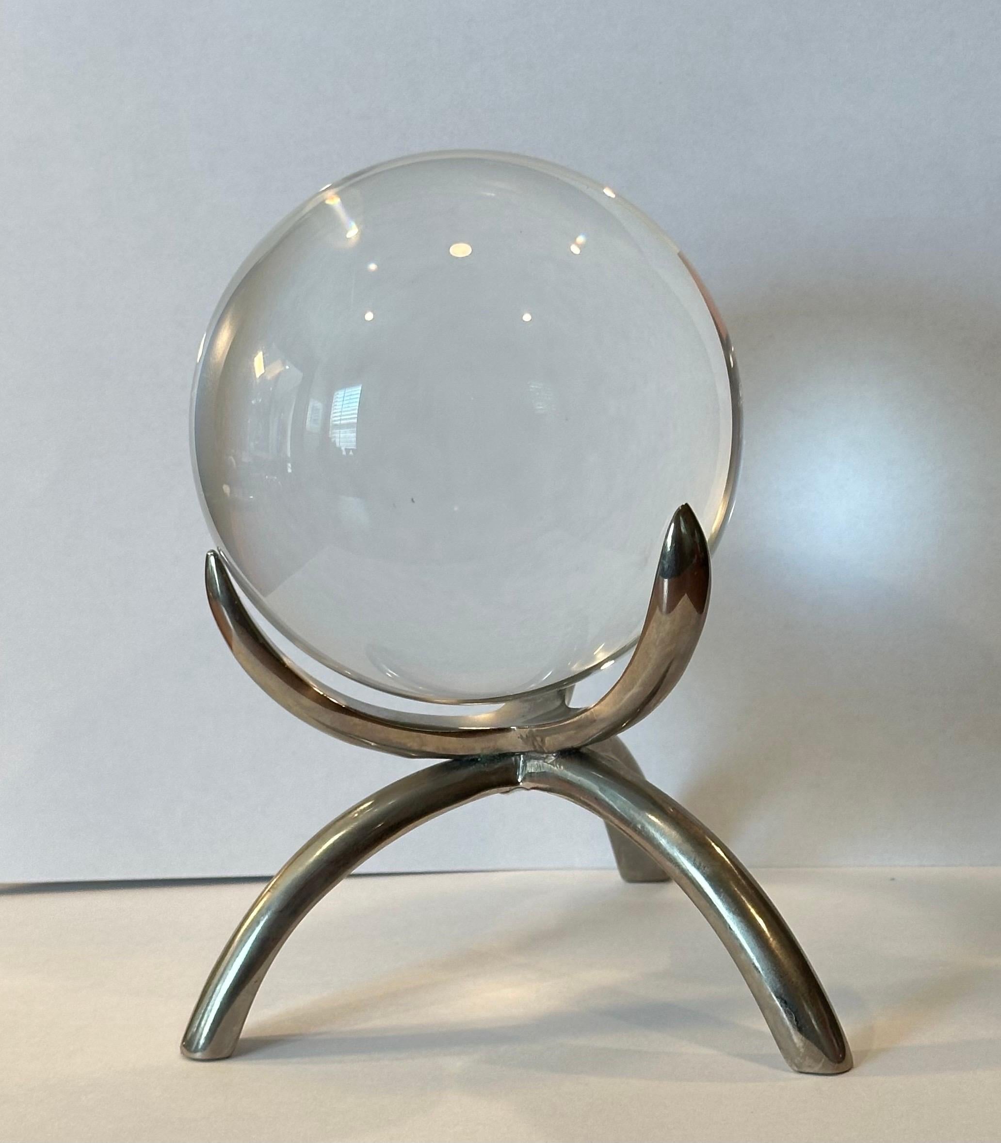 Sfera di cristallo moderna su base in acciaio In condizioni buone in vendita a San Diego, CA