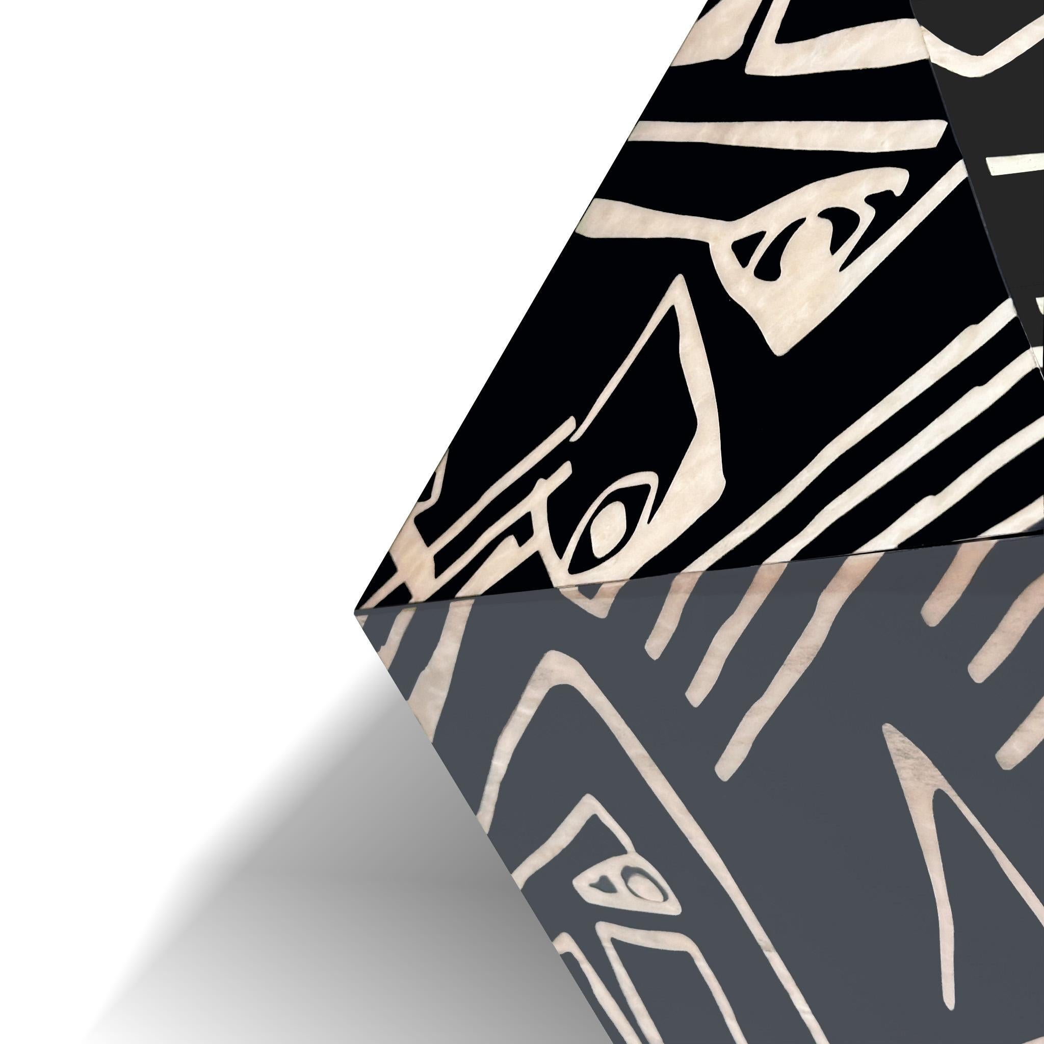 Modern Cubic Shape Side Table Abstract Pattern Black & White Wood Marquetry In New Condition For Sale In Porto, PT