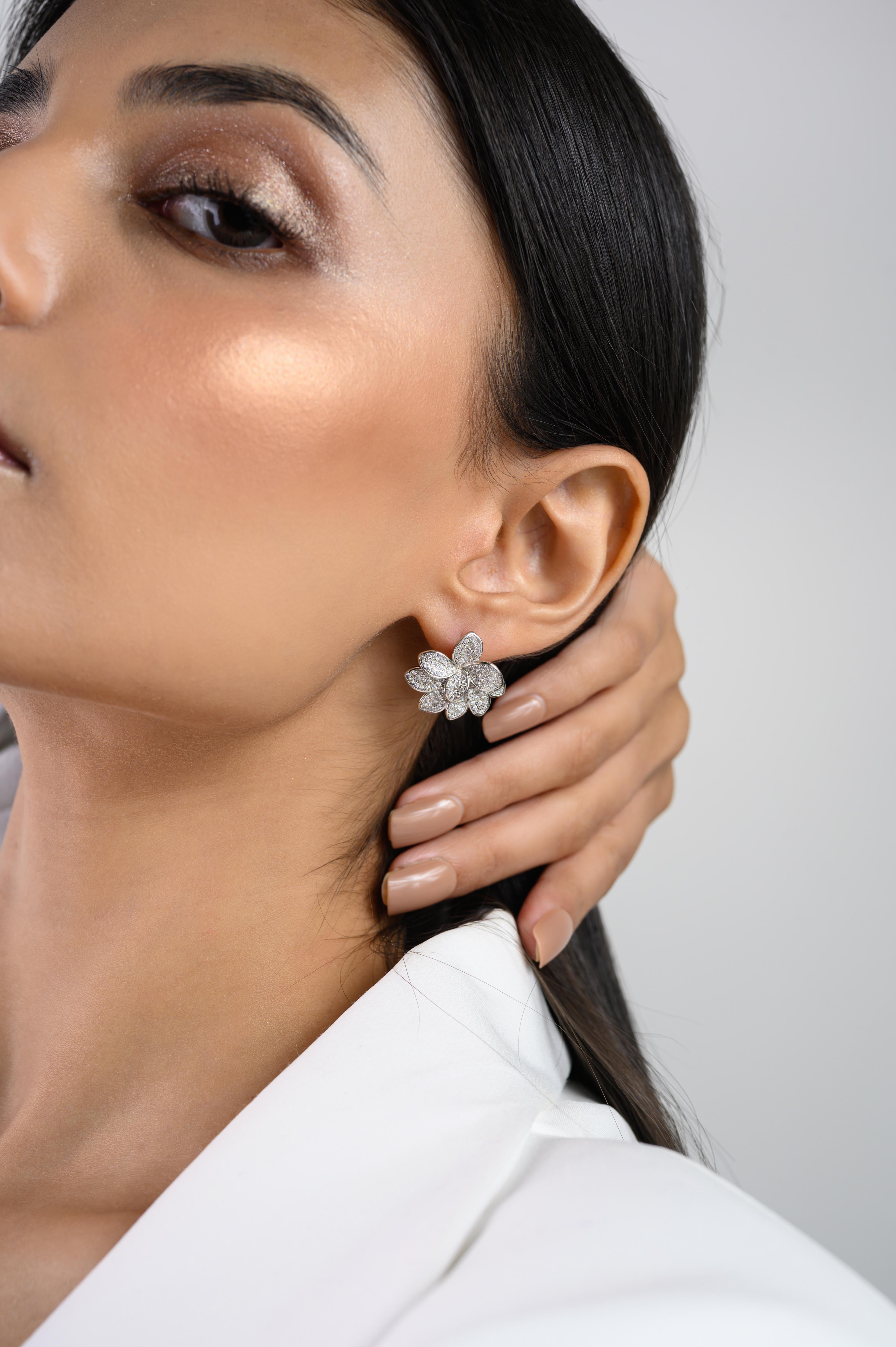 Orecchino moderno con fiore di zirconia cubica in argento sterling. Questi orecchini a perno ti serviranno per fare un figurone con il tuo look. Ogni pezzo è caratterizzato da splendide pietre di zirconia cubica, rinomate per la loro brillantezza e