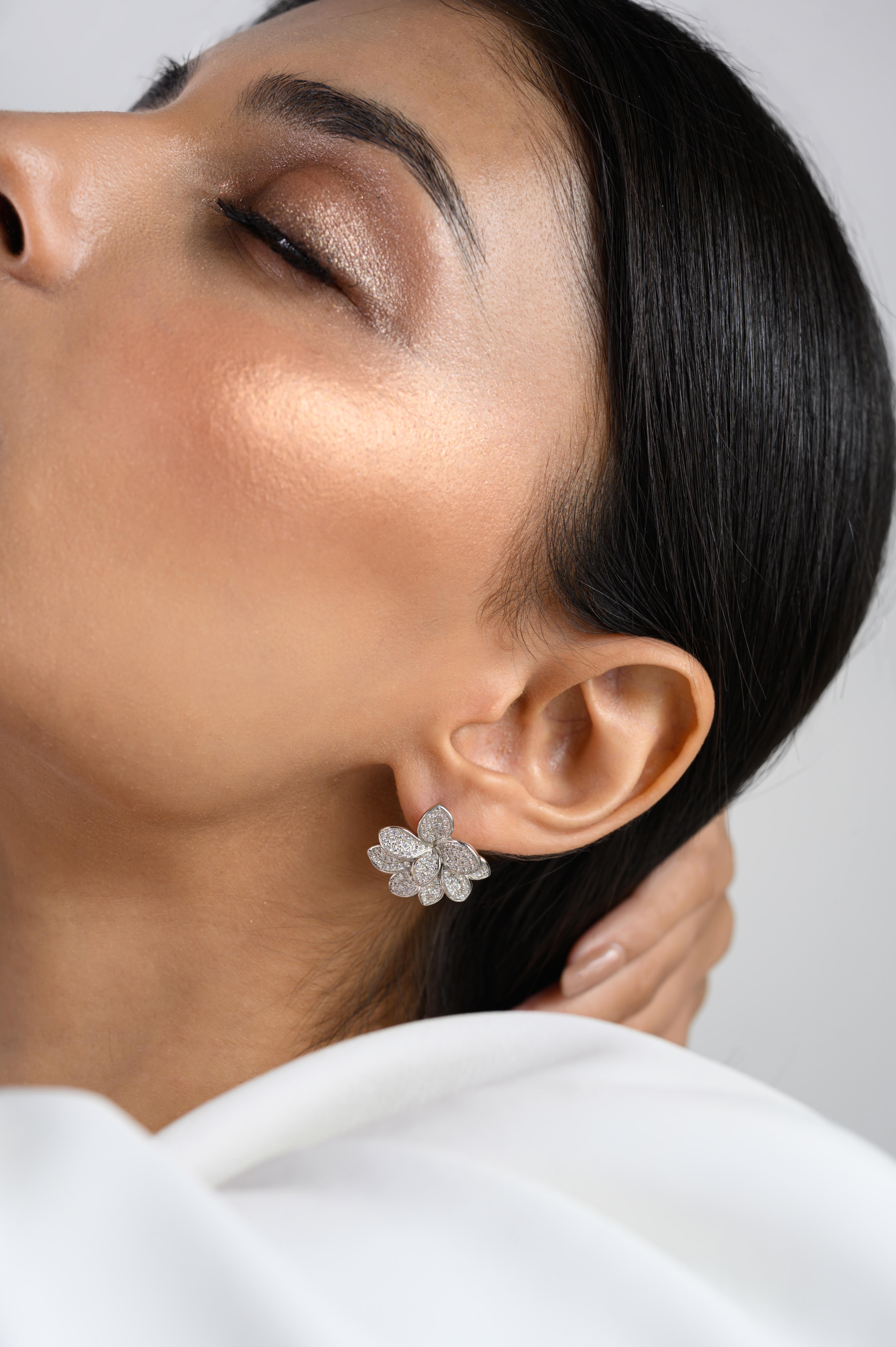 Taglio rotondo Orecchino moderno con fiore di zirconia cubica in argento 925 Regalo per la mamma in vendita
