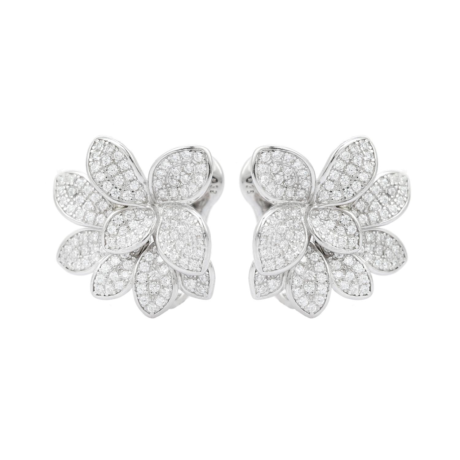 Orecchino moderno con fiore di zirconia cubica in argento 925 Regalo per la mamma In condizioni Nuovo in vendita a New York, NY