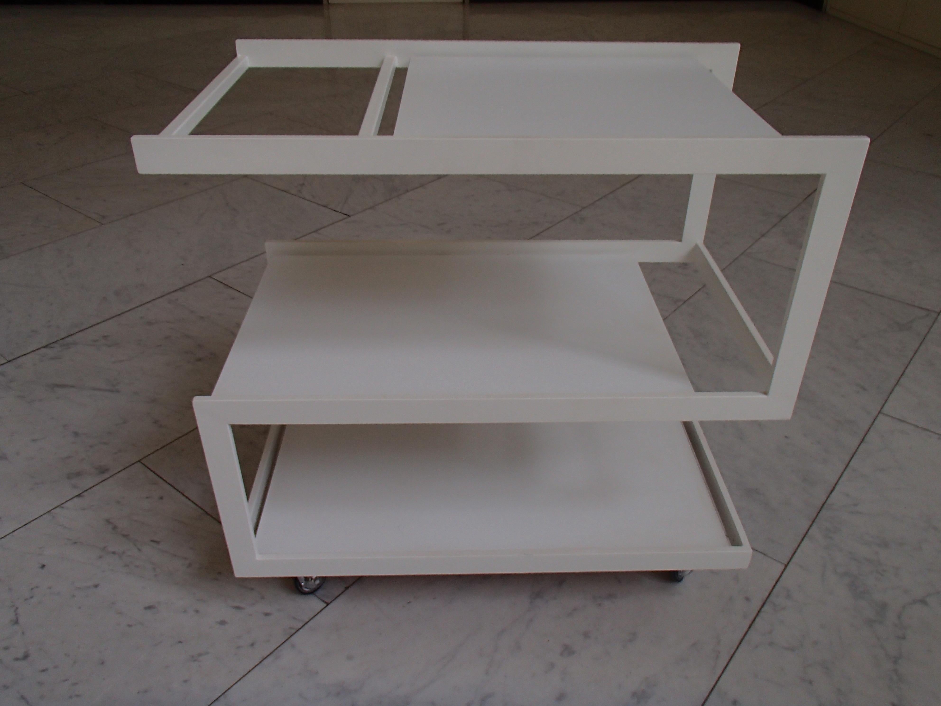 Britannique Chariot moderne cubiste blanc à 3 étagères avec cadre en métal blanc et étagères en bois en vente