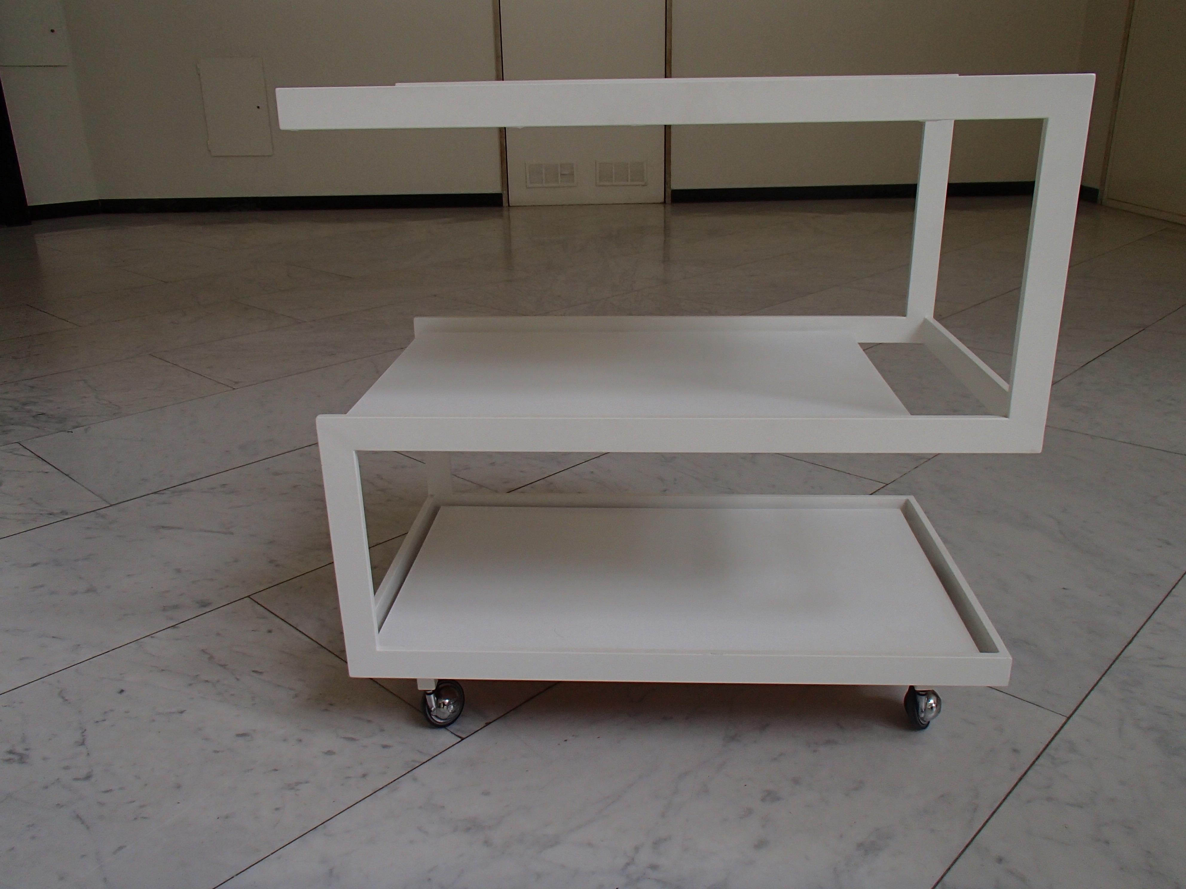 Peint Chariot moderne cubiste blanc à 3 étagères avec cadre en métal blanc et étagères en bois en vente