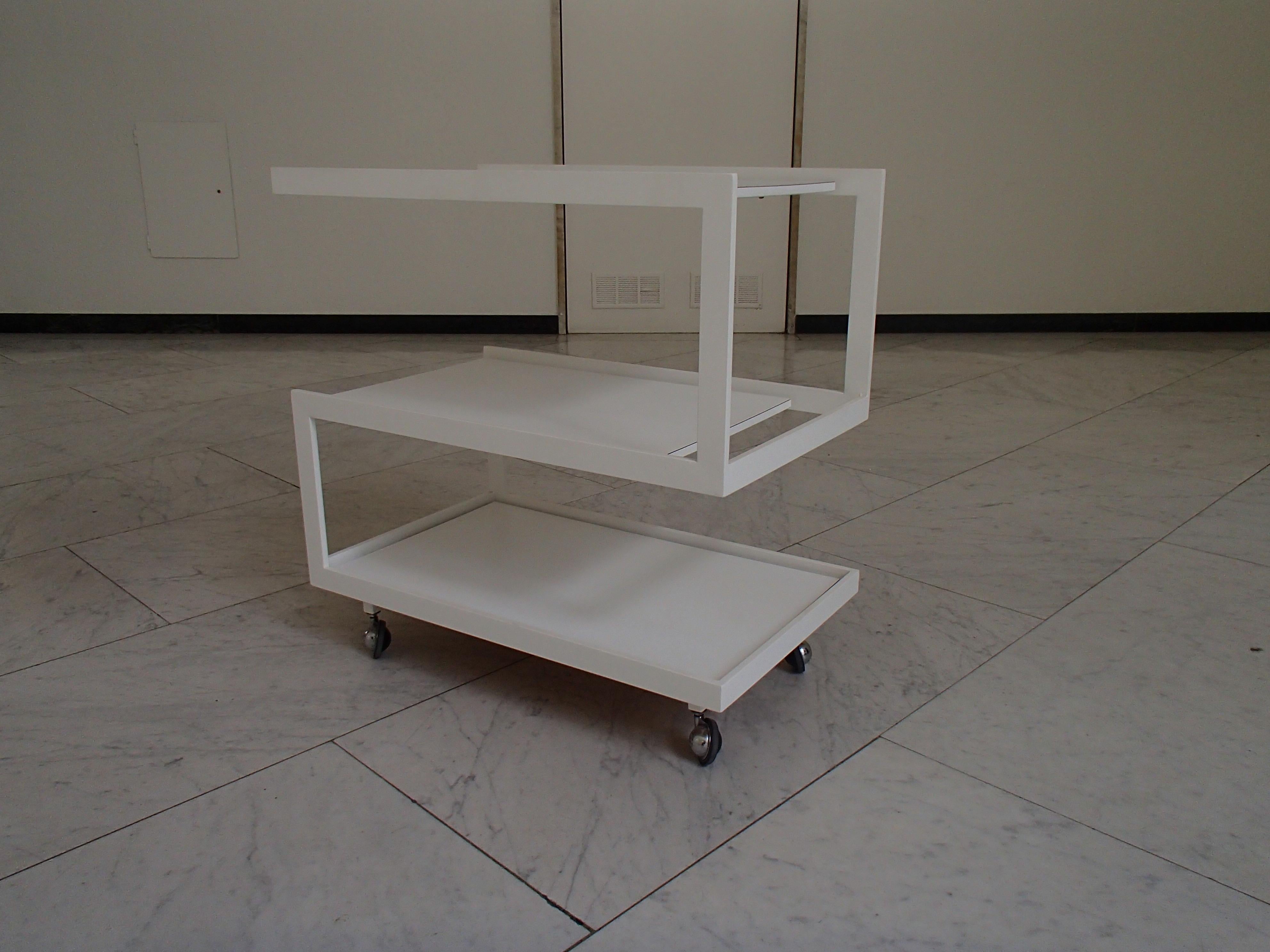 Modern Cubist White Trolley 3 Shelf's White Metal Frame and Wood Shelf's In Good Condition For Sale In Weiningen, CH