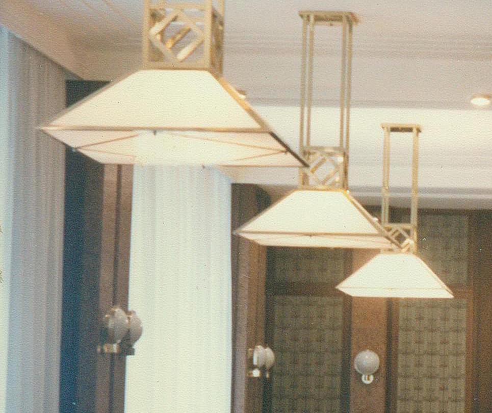 Lustre ou pendentif cubique moderne en verre opalin et laiton, réédition en vente 2