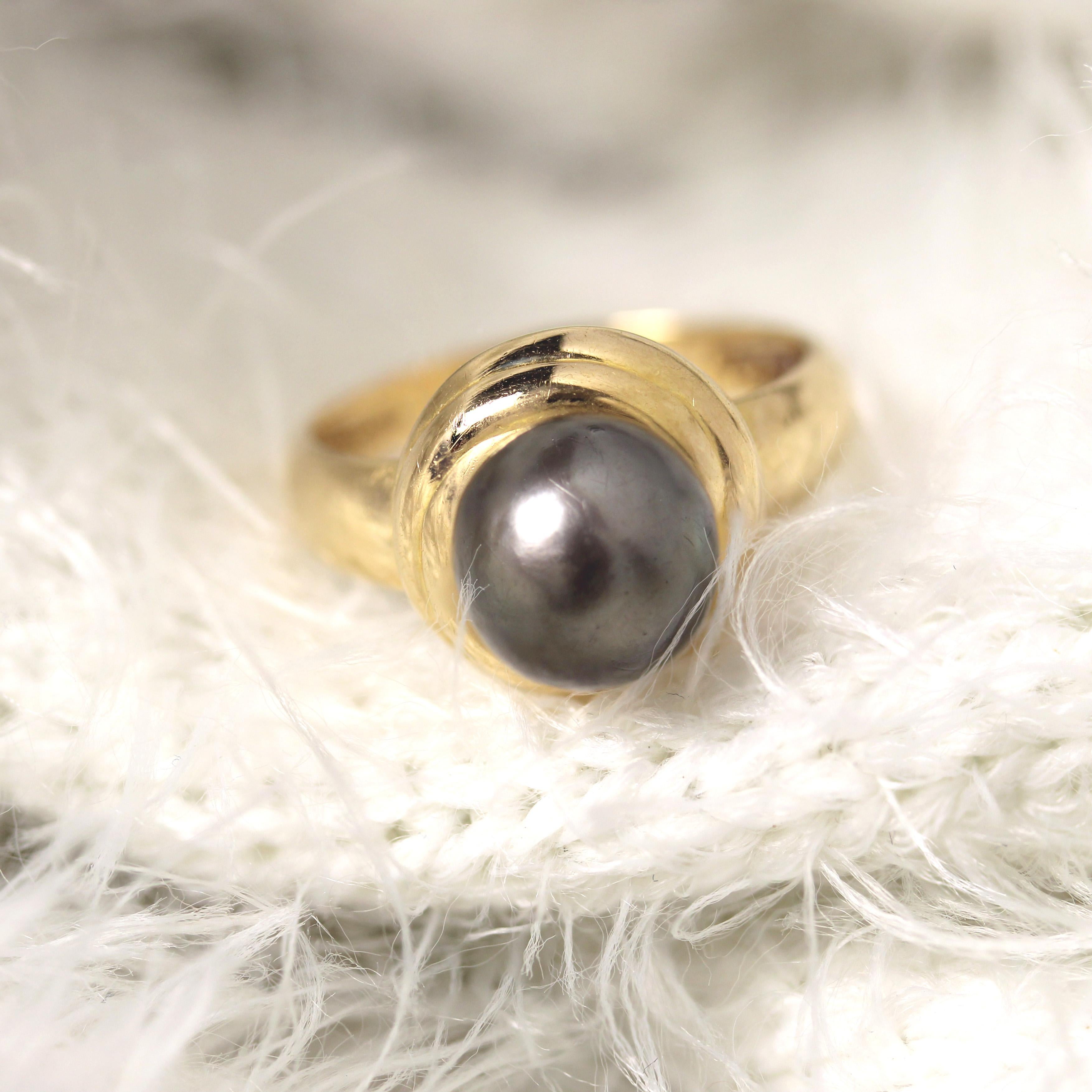 Moderno Anello moderno con perla grigia coltivata in oro giallo 18 carati in vendita