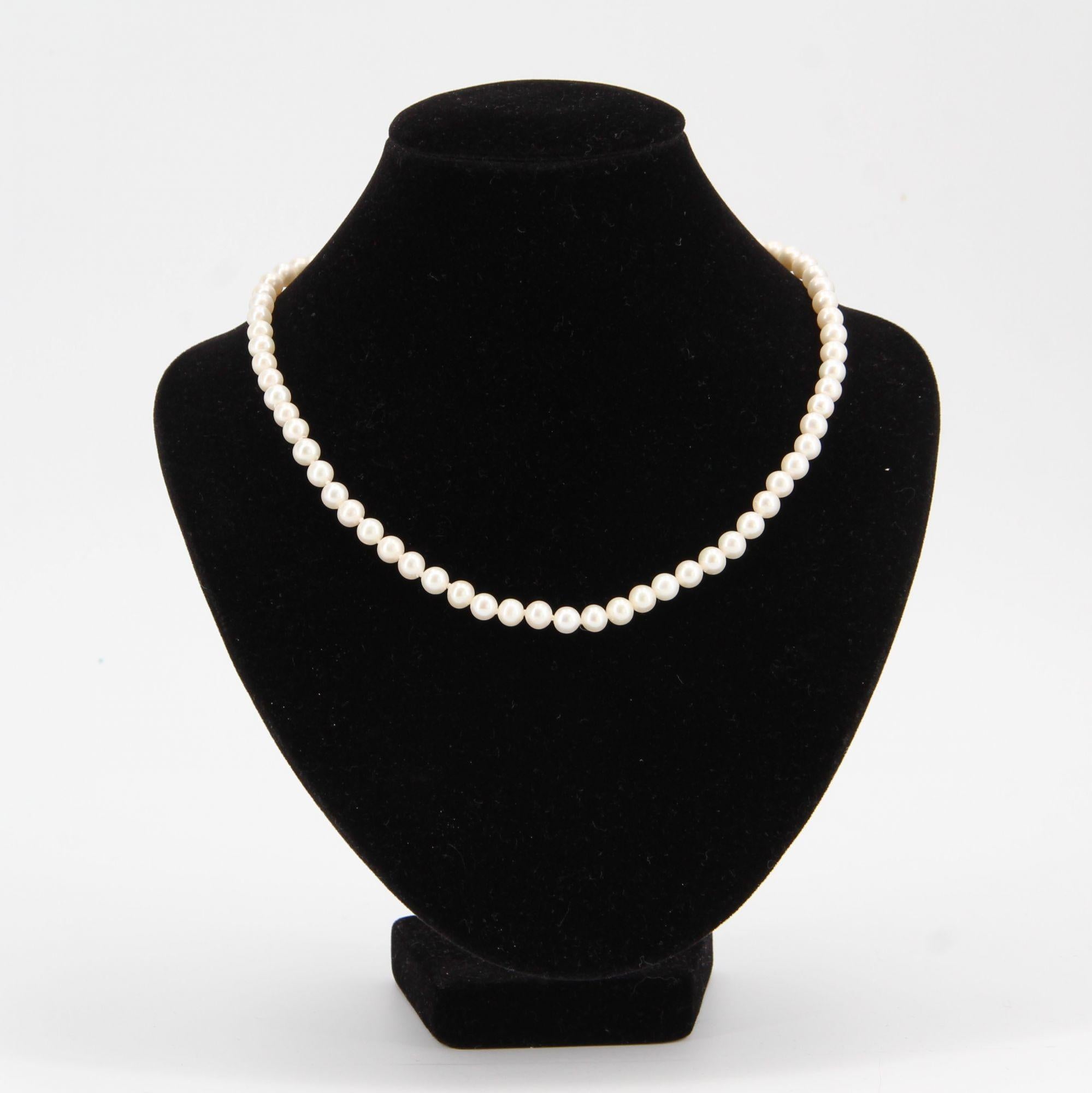 Moderne Collier ras du cou moderne en or jaune 18 carats avec perles de culture en vente