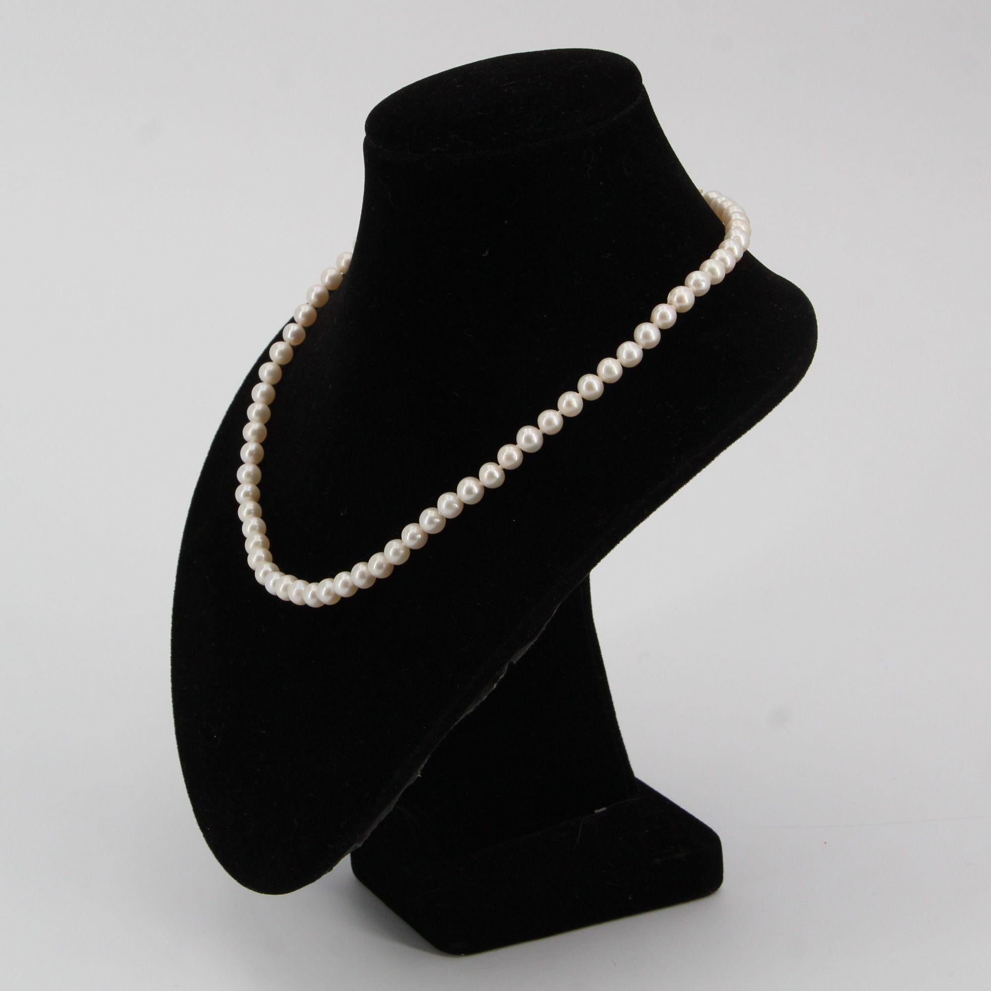 Taille française Collier ras du cou moderne en or jaune 18 carats avec perles de culture en vente