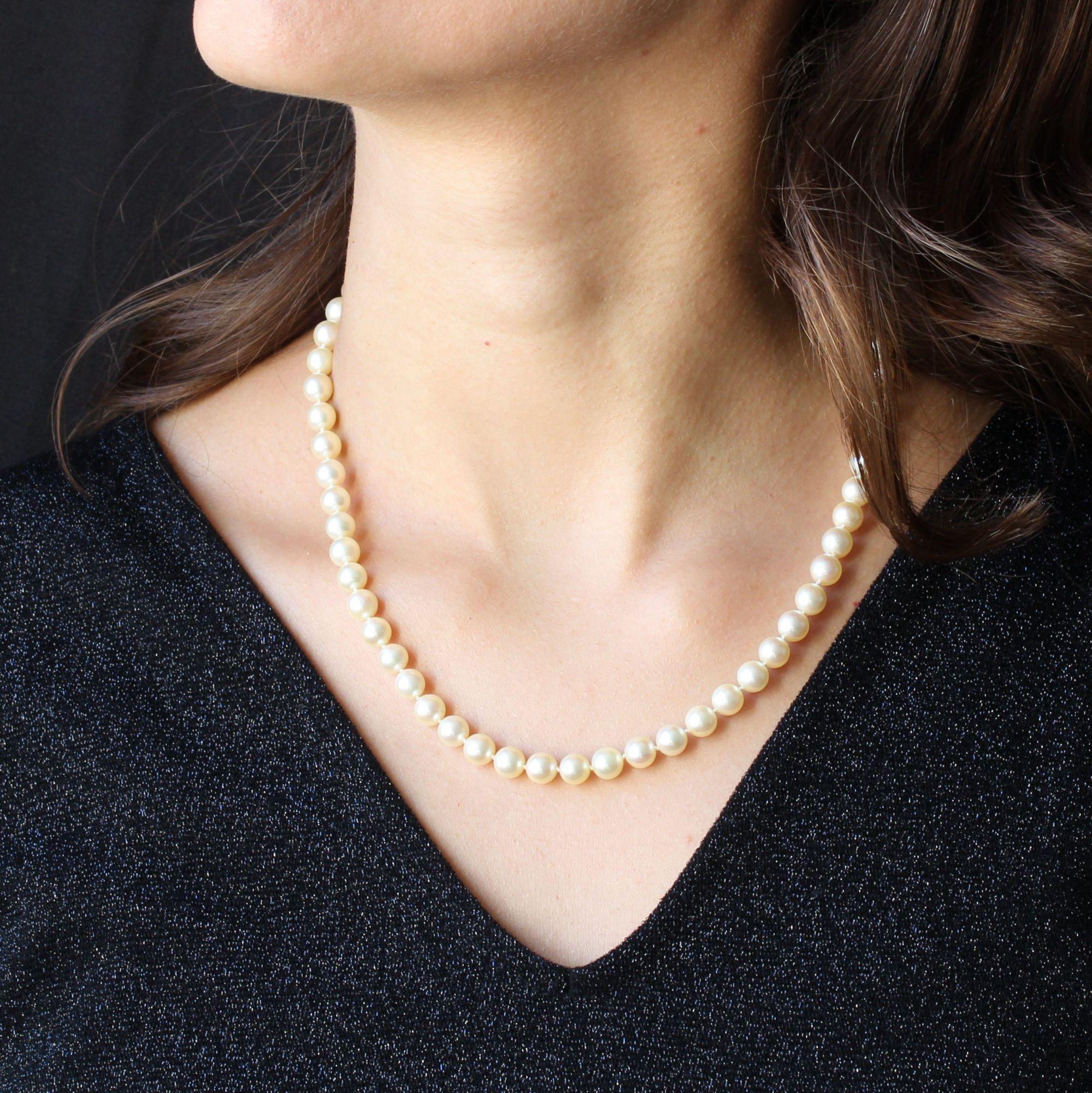 Collier ras du cou de perles de culture, dégradé blanc orient.
Le fermoir est une perle en or jaune 18 carats, décorée de godrons, à cliquet avec chaîne de sécurité.
Diamètre des perles : 6,5/7 mm.
Longueur : 46 cm.
Poids total du Jewell : 28,6 g