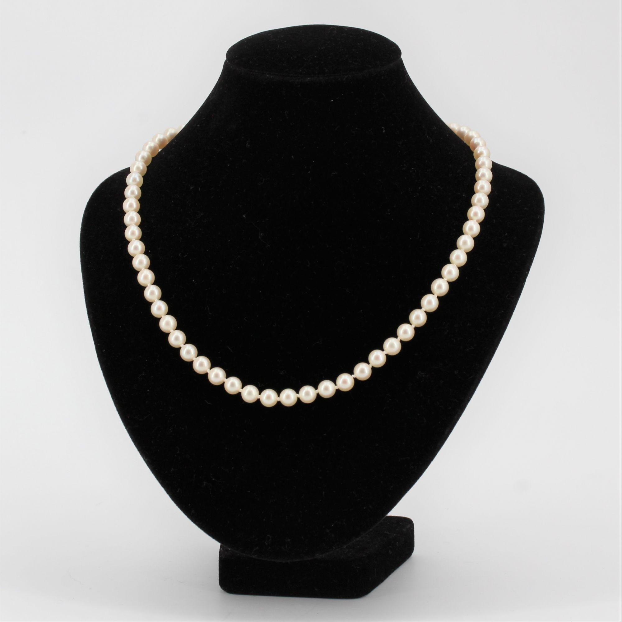 Collier à fermoir moderne en or jaune 18 carats avec perles de culture en vente 1