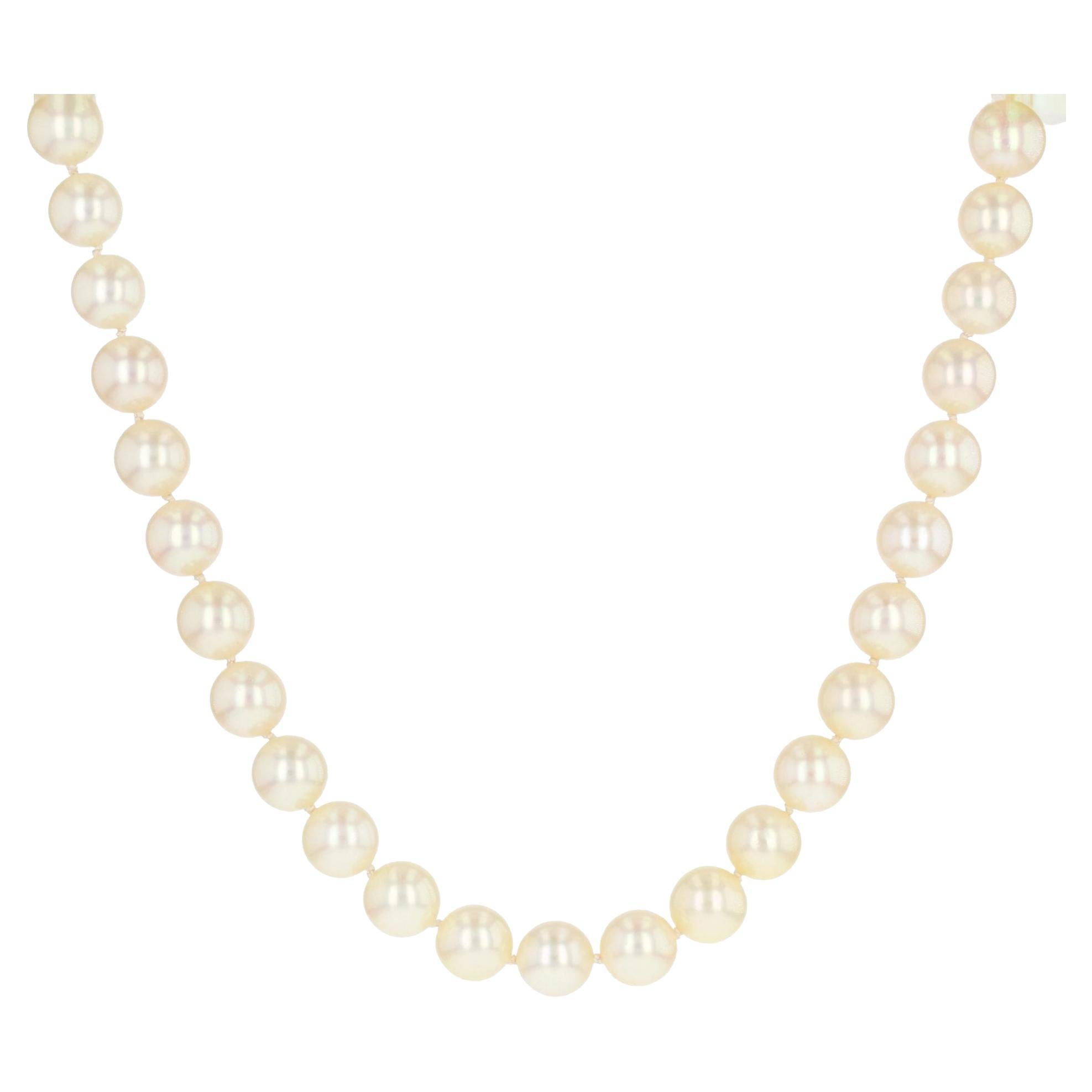 Collier à fermoir moderne en or jaune 18 carats avec perles de culture en vente