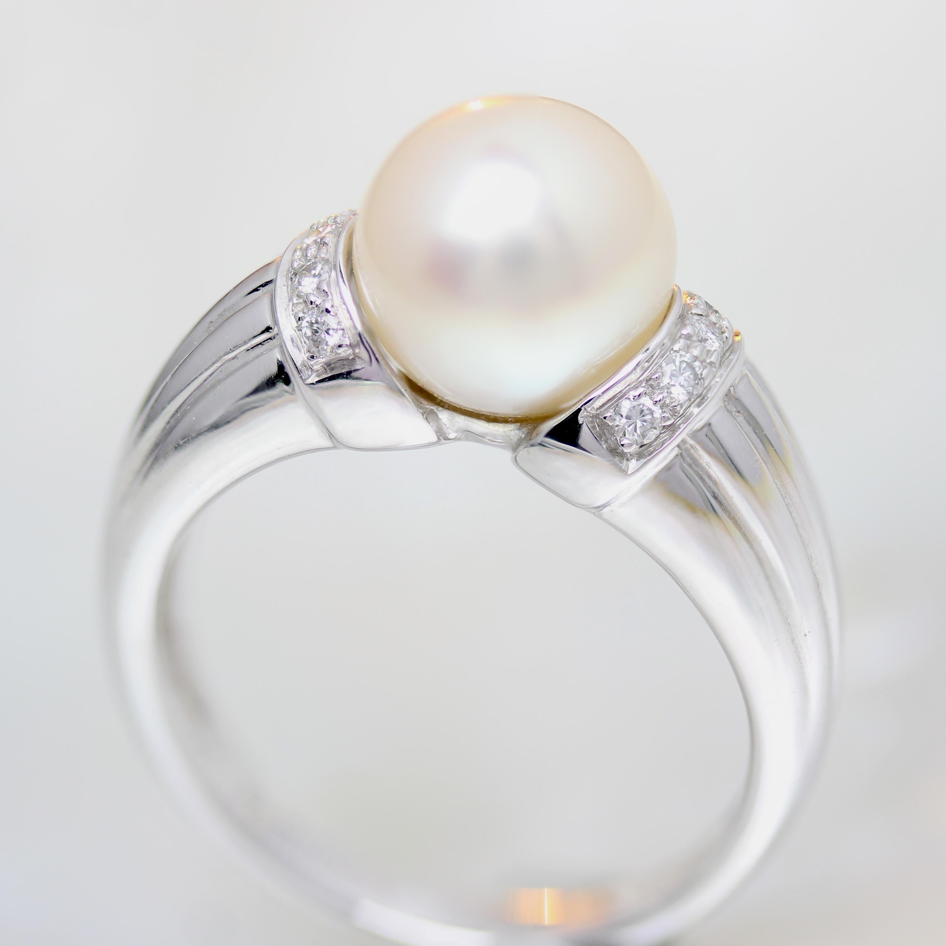 Anello moderno con perle coltivate e diamanti in oro bianco 18 carati in vendita 4