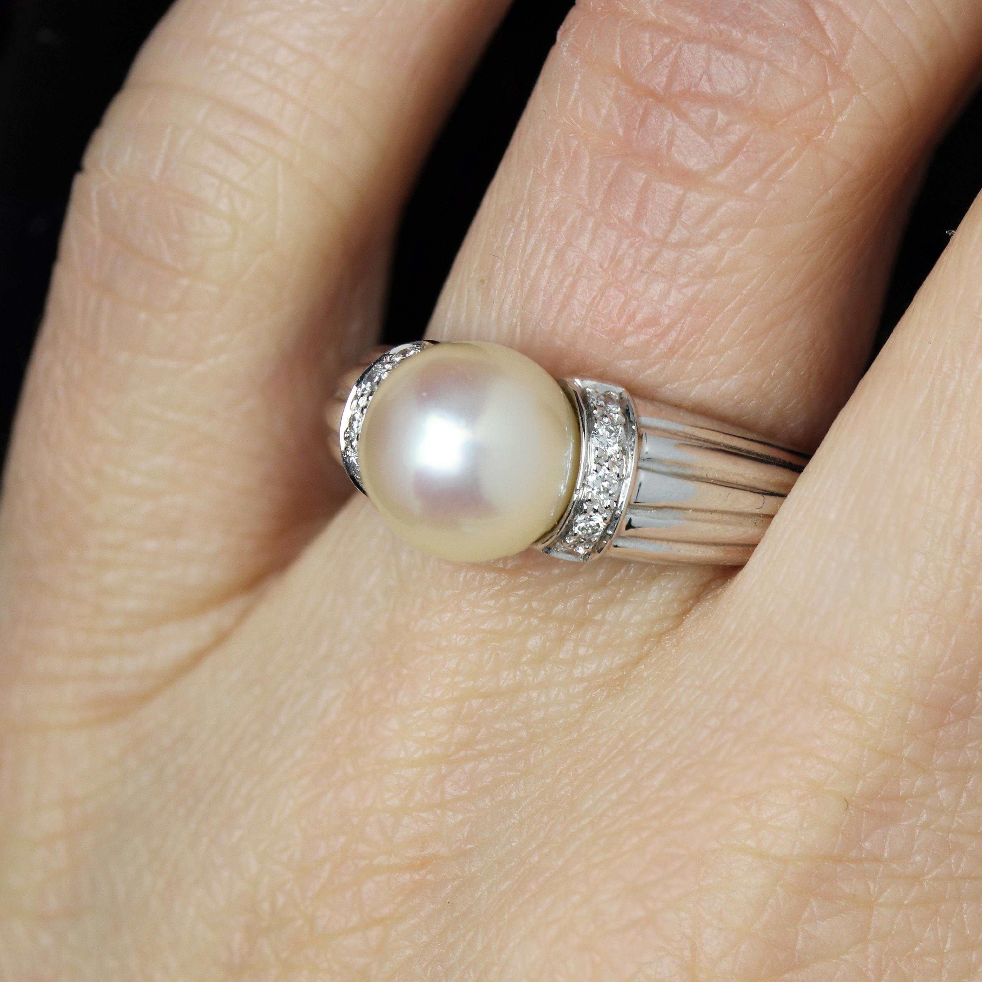 Anello moderno con perle coltivate e diamanti in oro bianco 18 carati in vendita 7