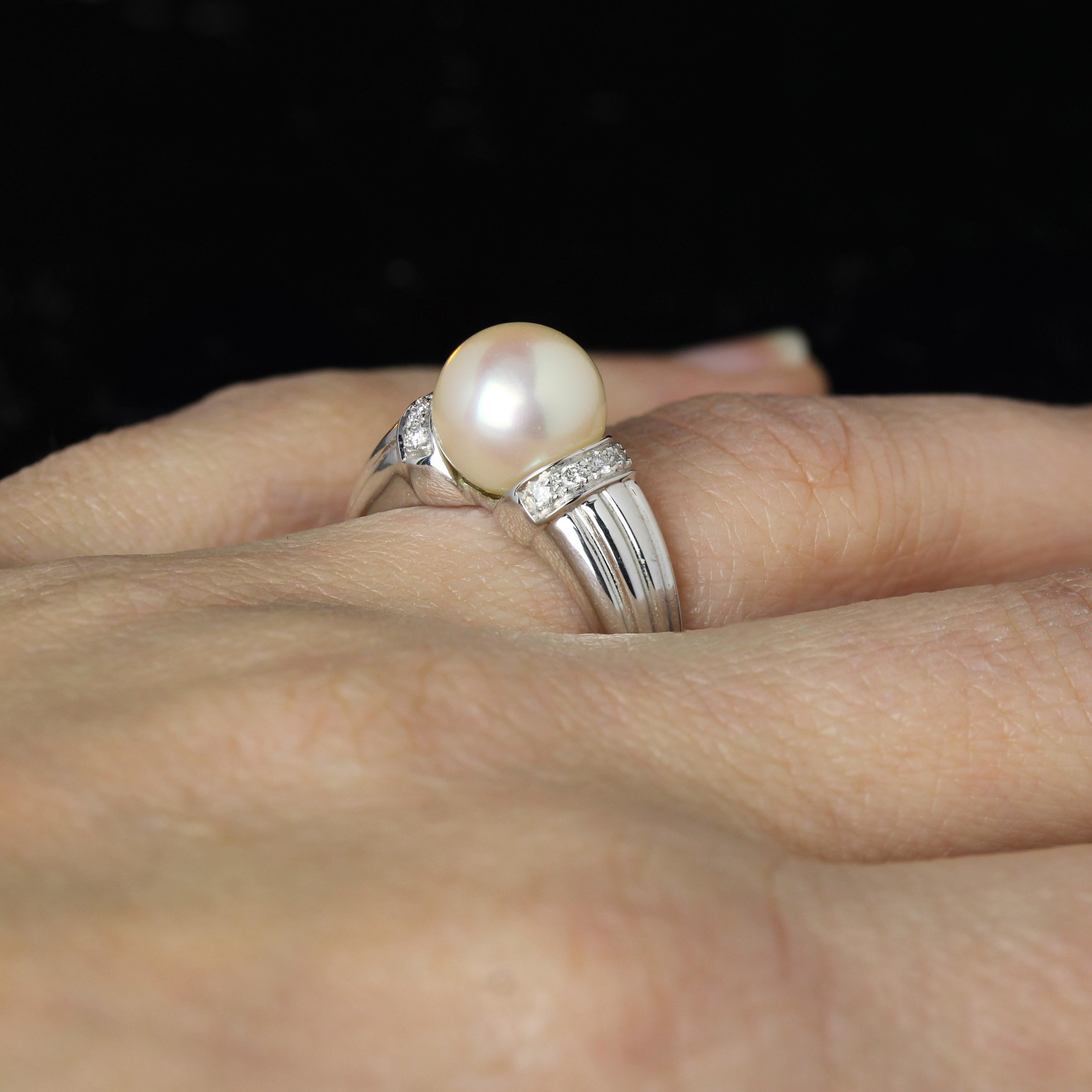 Anello moderno con perle coltivate e diamanti in oro bianco 18 carati in vendita 8