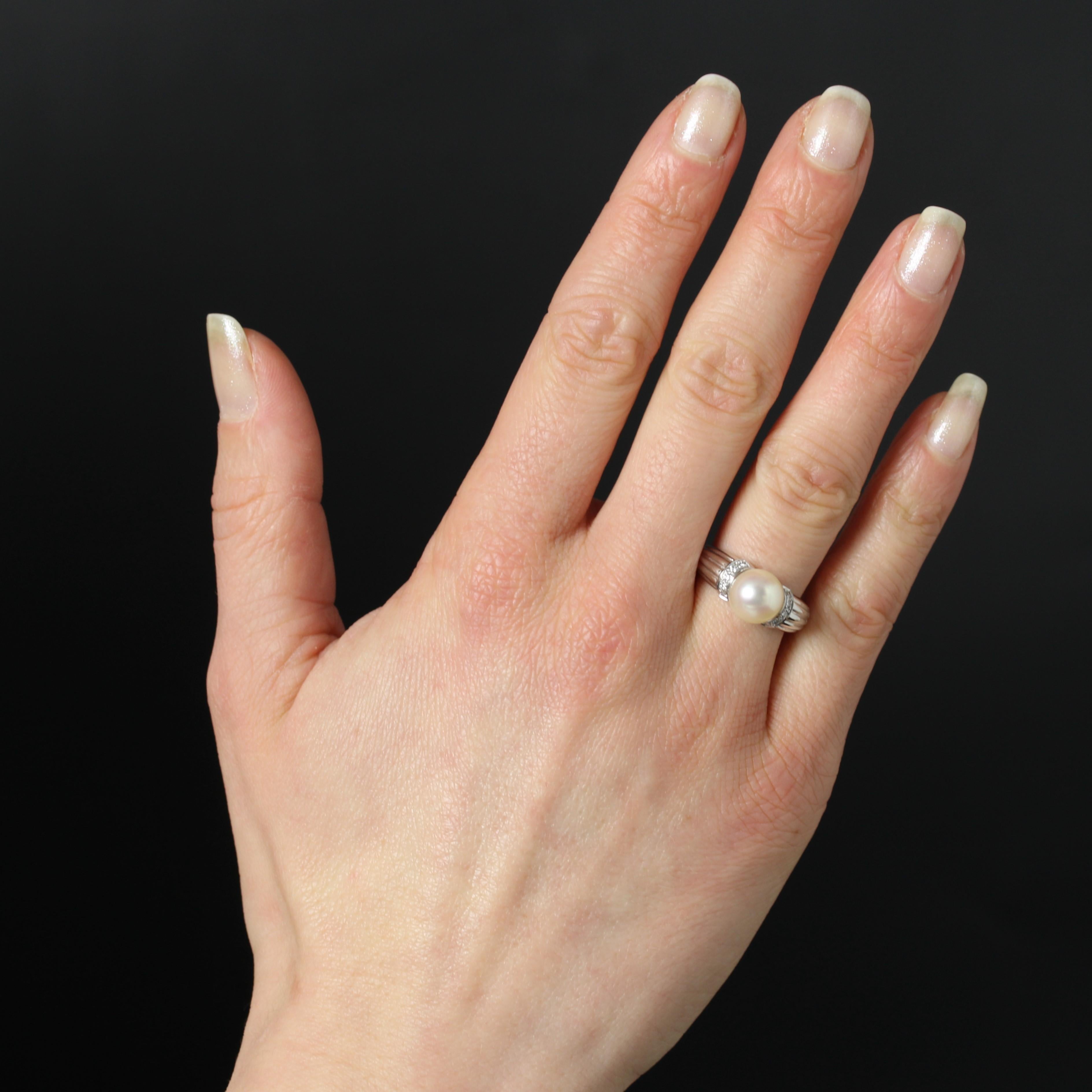 Anello in oro bianco 18 carati, marchio di fabbrica con testa d'aquila.
Questa fede nuziale di seconda mano in oro bianco presenta un'ampia fascia a goccia decorata con gadroons all'inizio. Al centro, una perla coltivata orientale di colore bianco