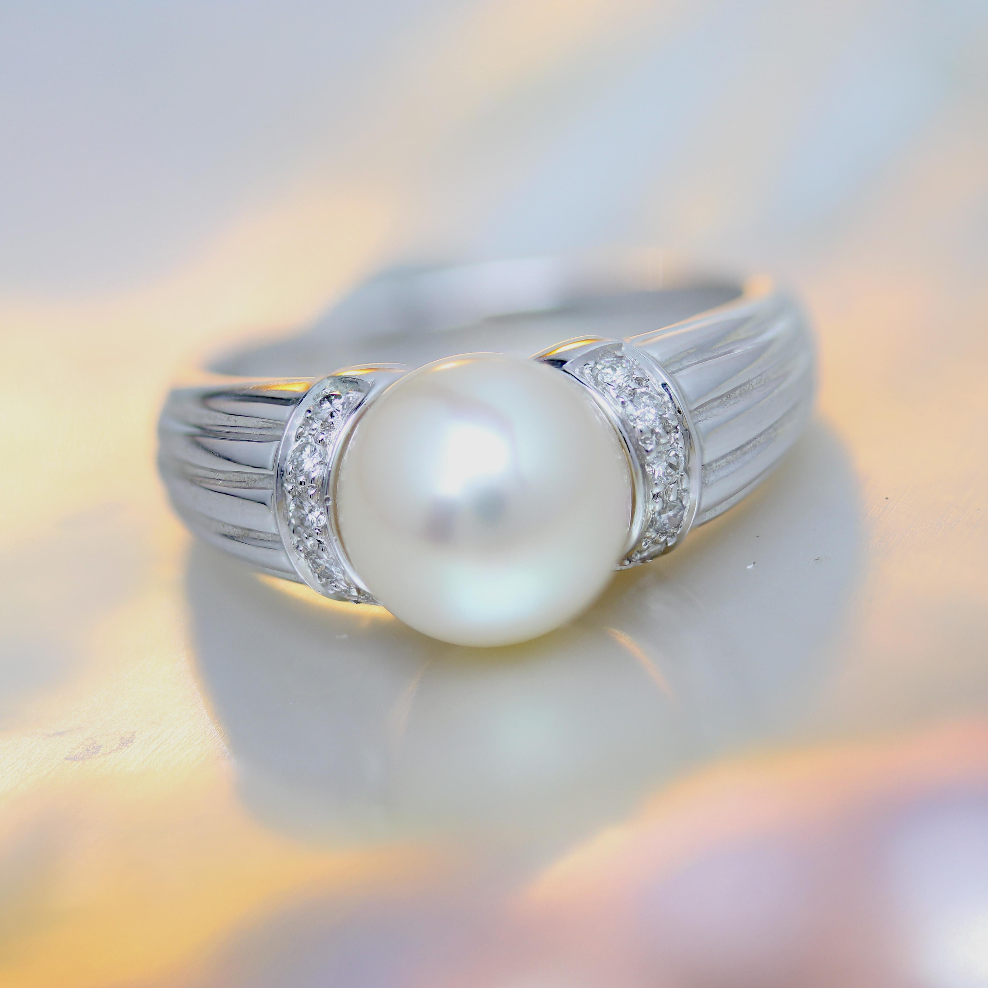 Moderno Anello moderno con perle coltivate e diamanti in oro bianco 18 carati in vendita