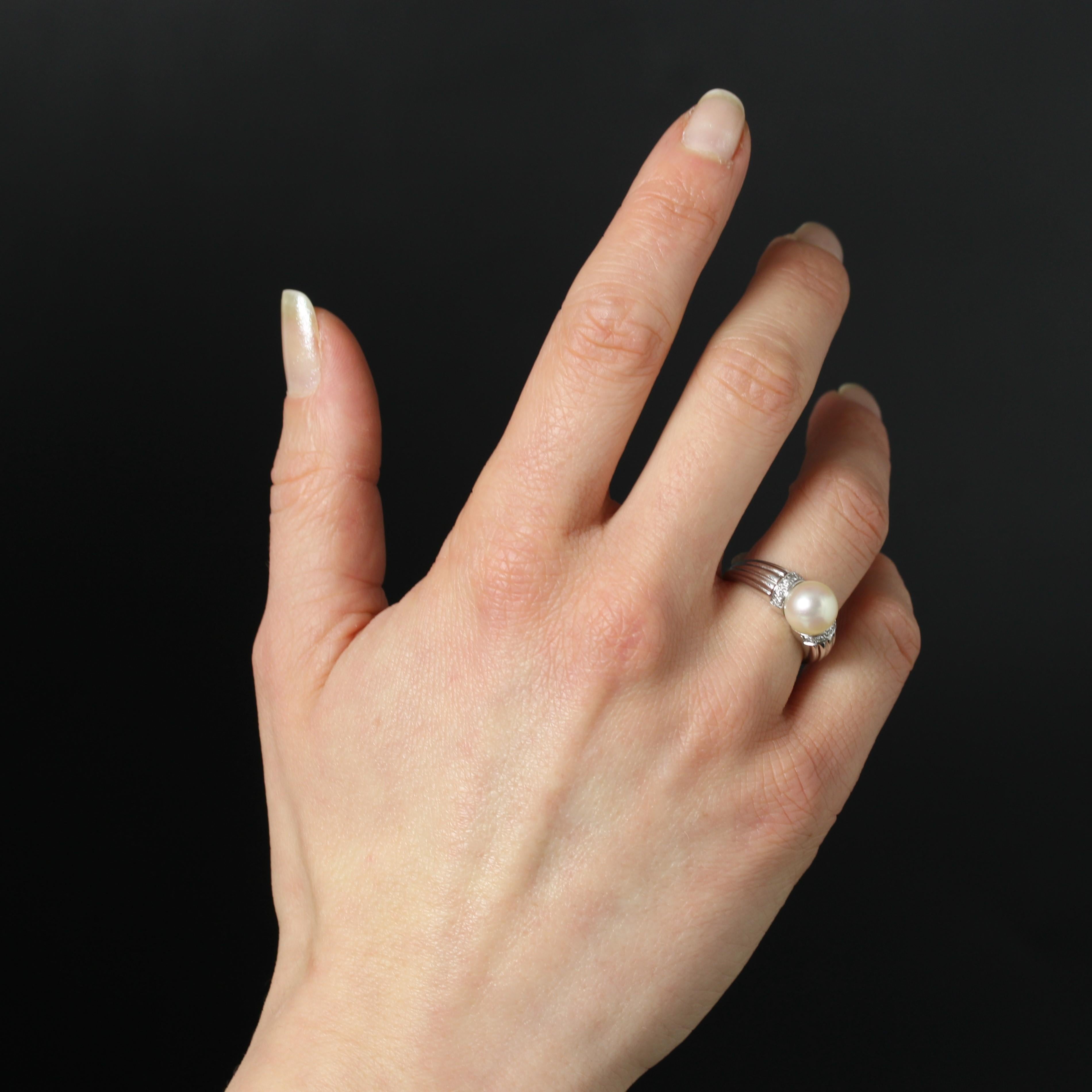 Taglio brillante Anello moderno con perle coltivate e diamanti in oro bianco 18 carati in vendita