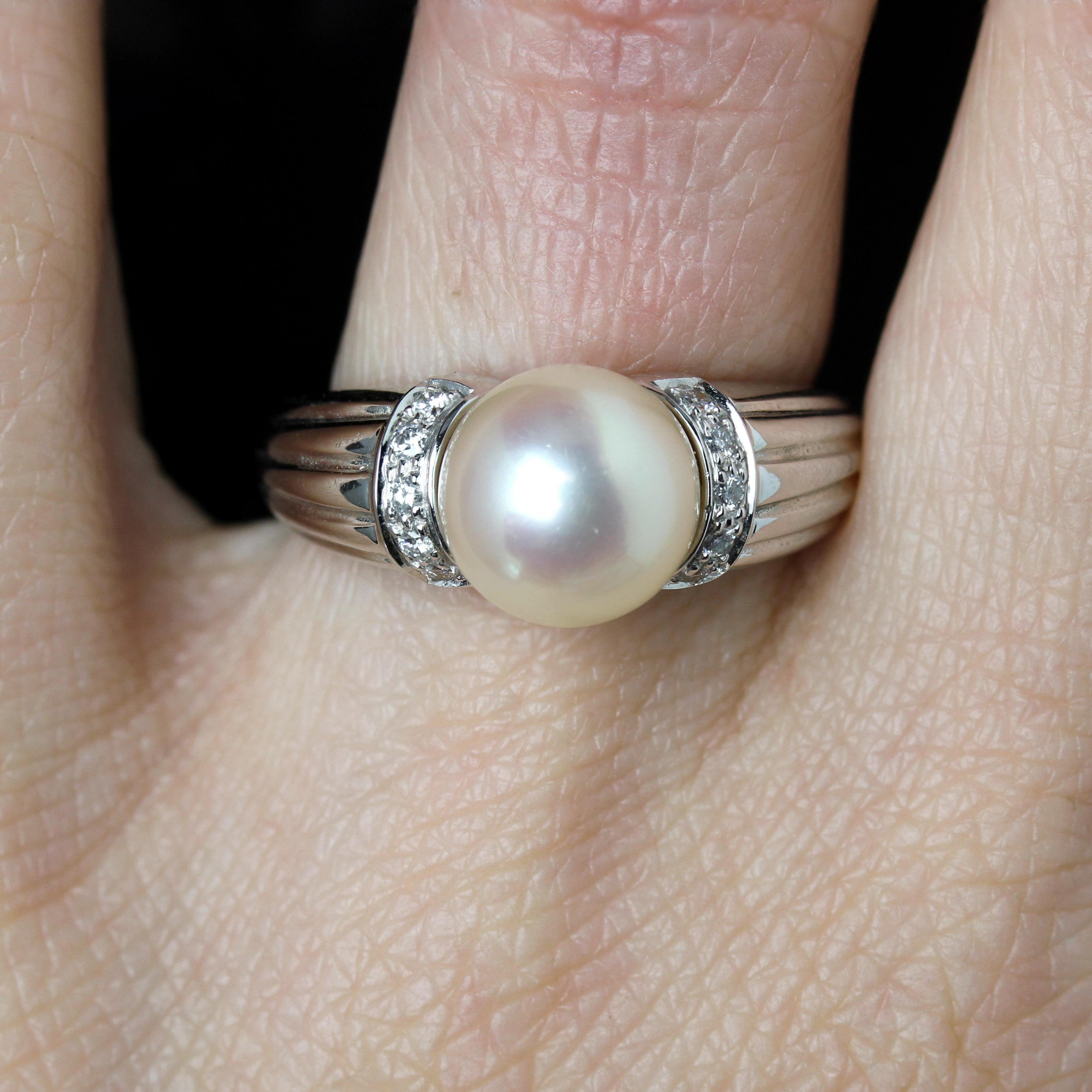 Donna Anello moderno con perle coltivate e diamanti in oro bianco 18 carati in vendita