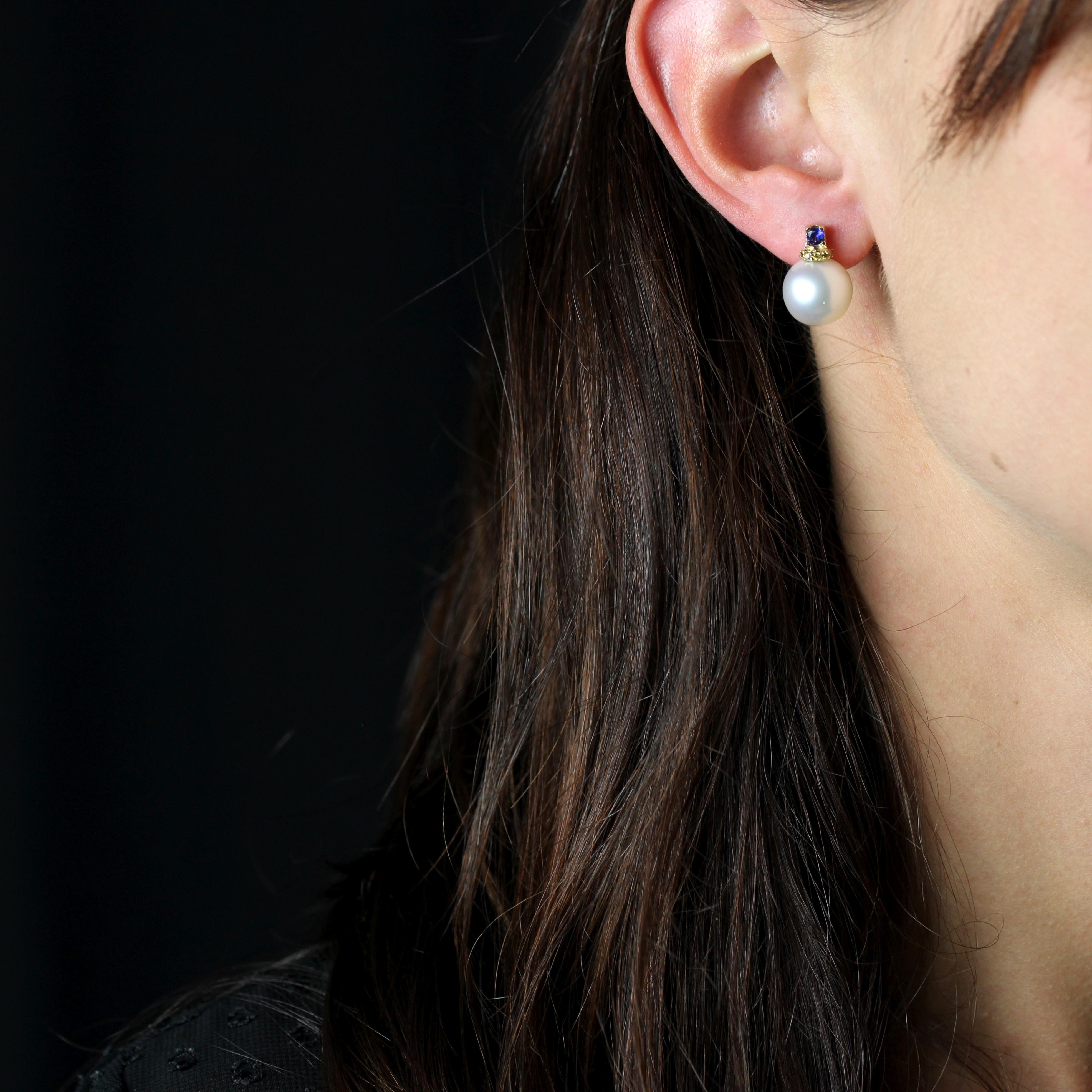 Pour les oreilles percées.
Boucles d'oreilles en or jaune 18 carats.
Ces élégantes boucles d'oreilles présentent quatre griffes retenant un saphir rond, une rangée de cinq petits diamants jaunes et une grosse perle à l'orient blanc nacré. Le fermoir