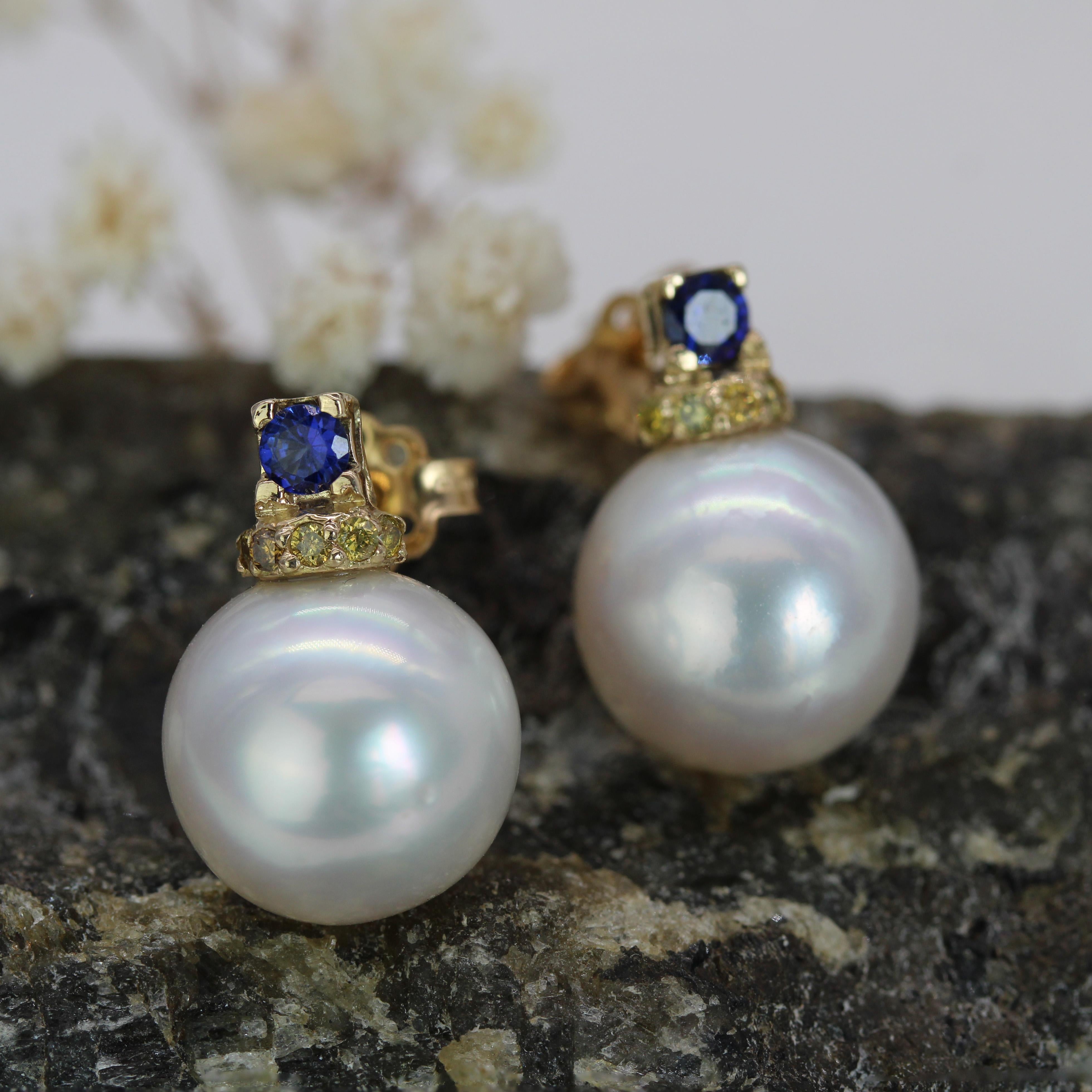 Contemporain Boucles d'oreilles modernes en or jaune 18 carats avec perles de culture, diamants et saphirs en vente