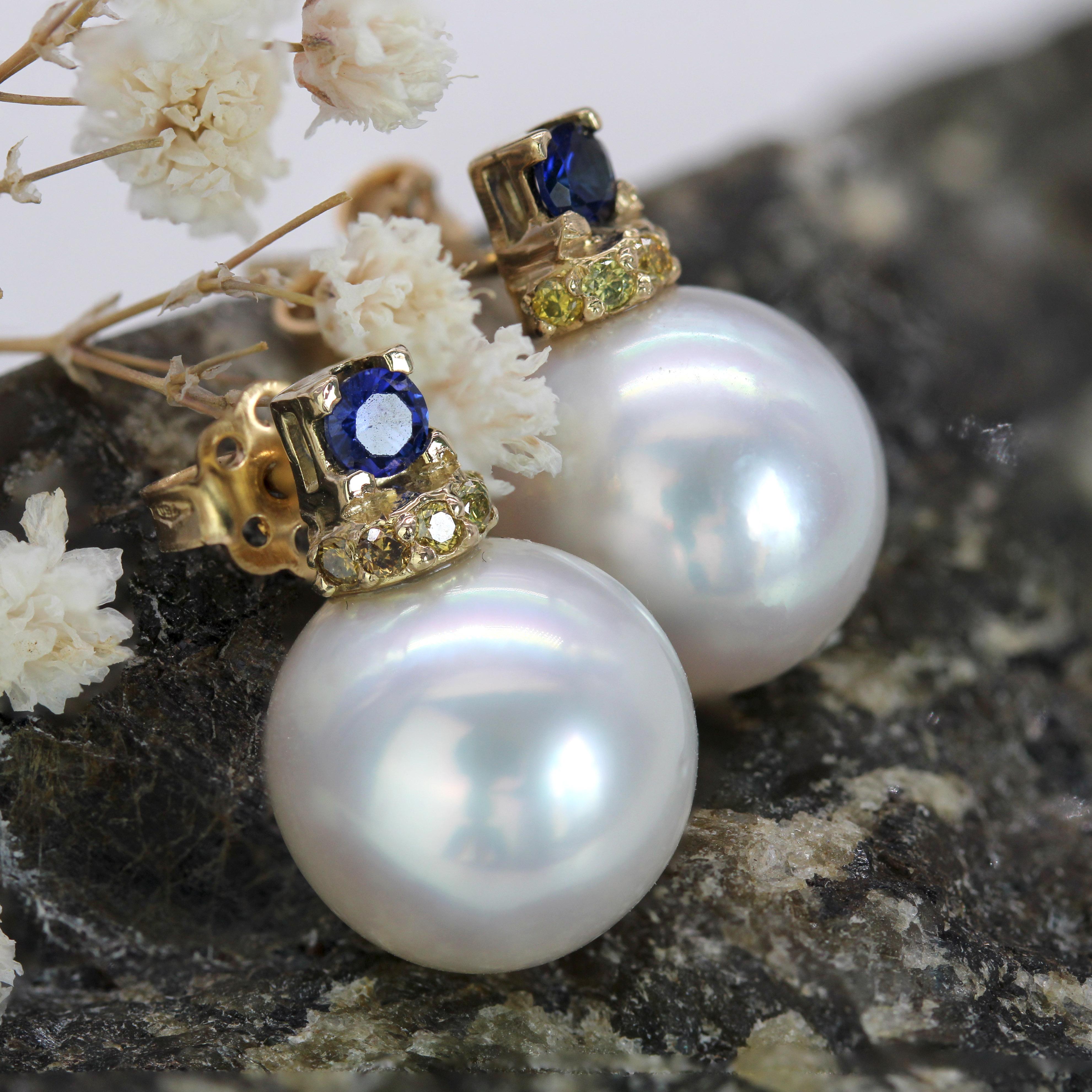 Boucles d'oreilles modernes en or jaune 18 carats avec perles de culture, diamants et saphirs Pour femmes en vente