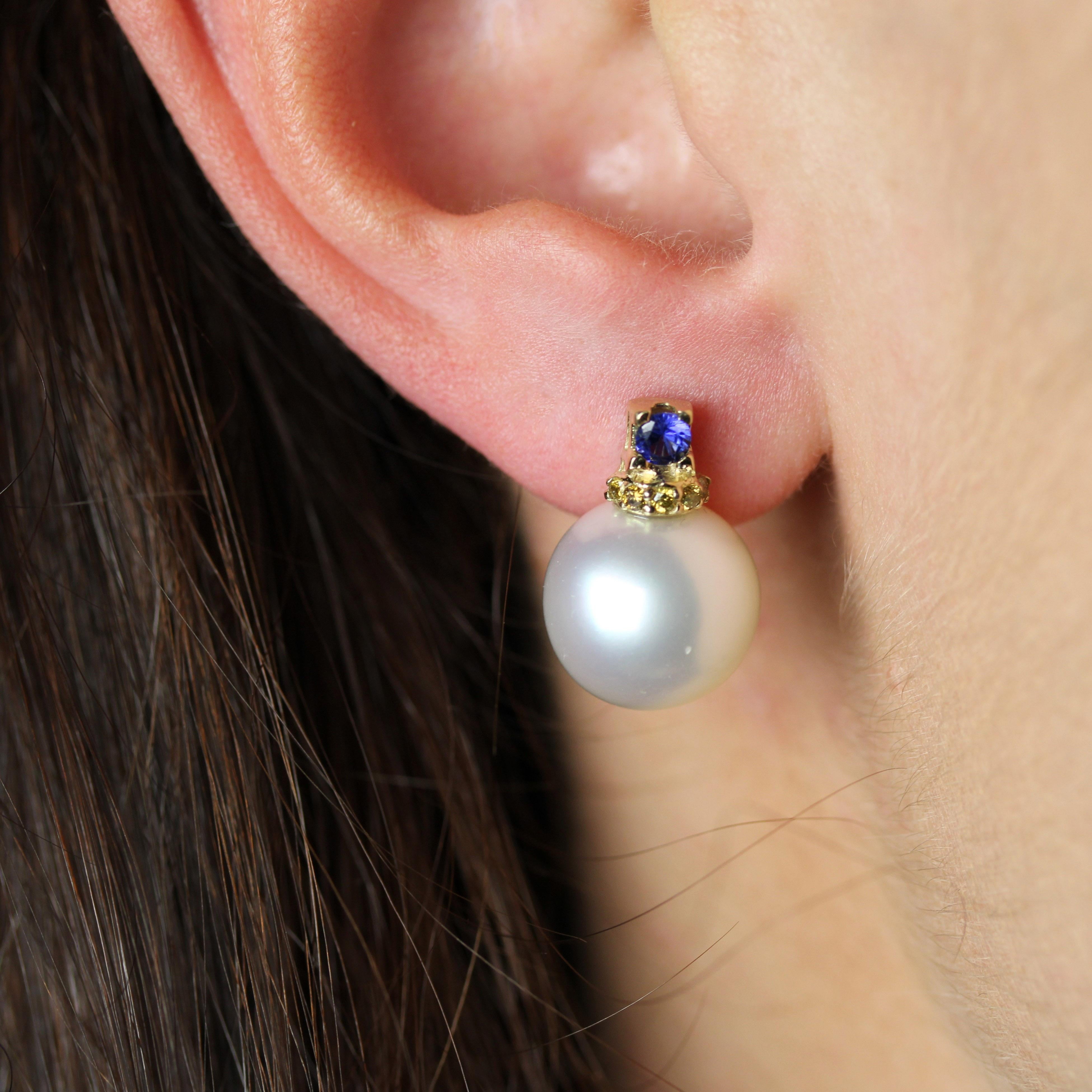 Boucles d'oreilles modernes en or jaune 18 carats avec perles de culture, diamants et saphirs en vente 1