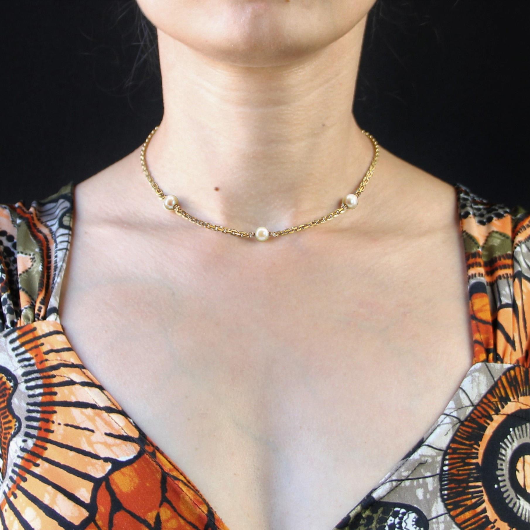 Necklace in 18 karat yellow gold.
Delightful choker necklace featuring a filed convict chain punctuated with 3 cream pearly cultured pearls. The clasp is a spring ring with safety chain.
Diameter of the pearls : 6/6,5 mm approximately.
Length : 36