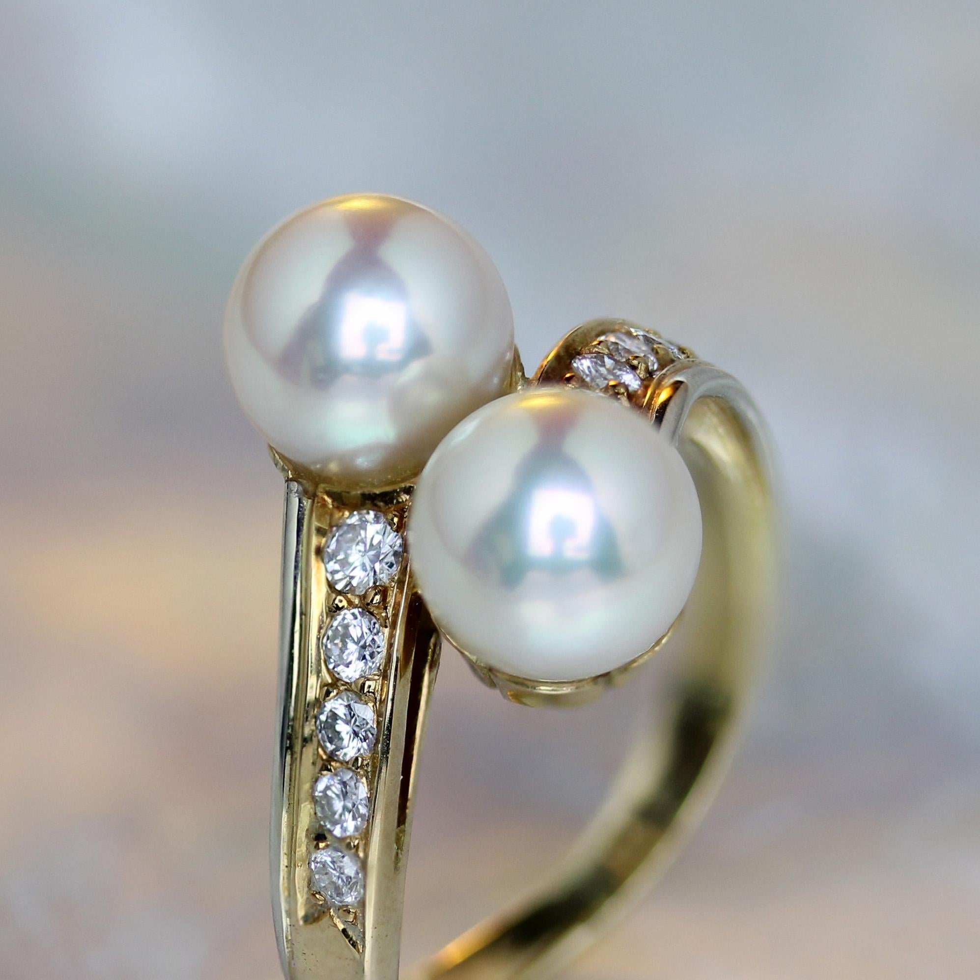 Modern Cultured Pearls Diamonds 18 Karat Yellow Gold You and Me Ring For Sale 5