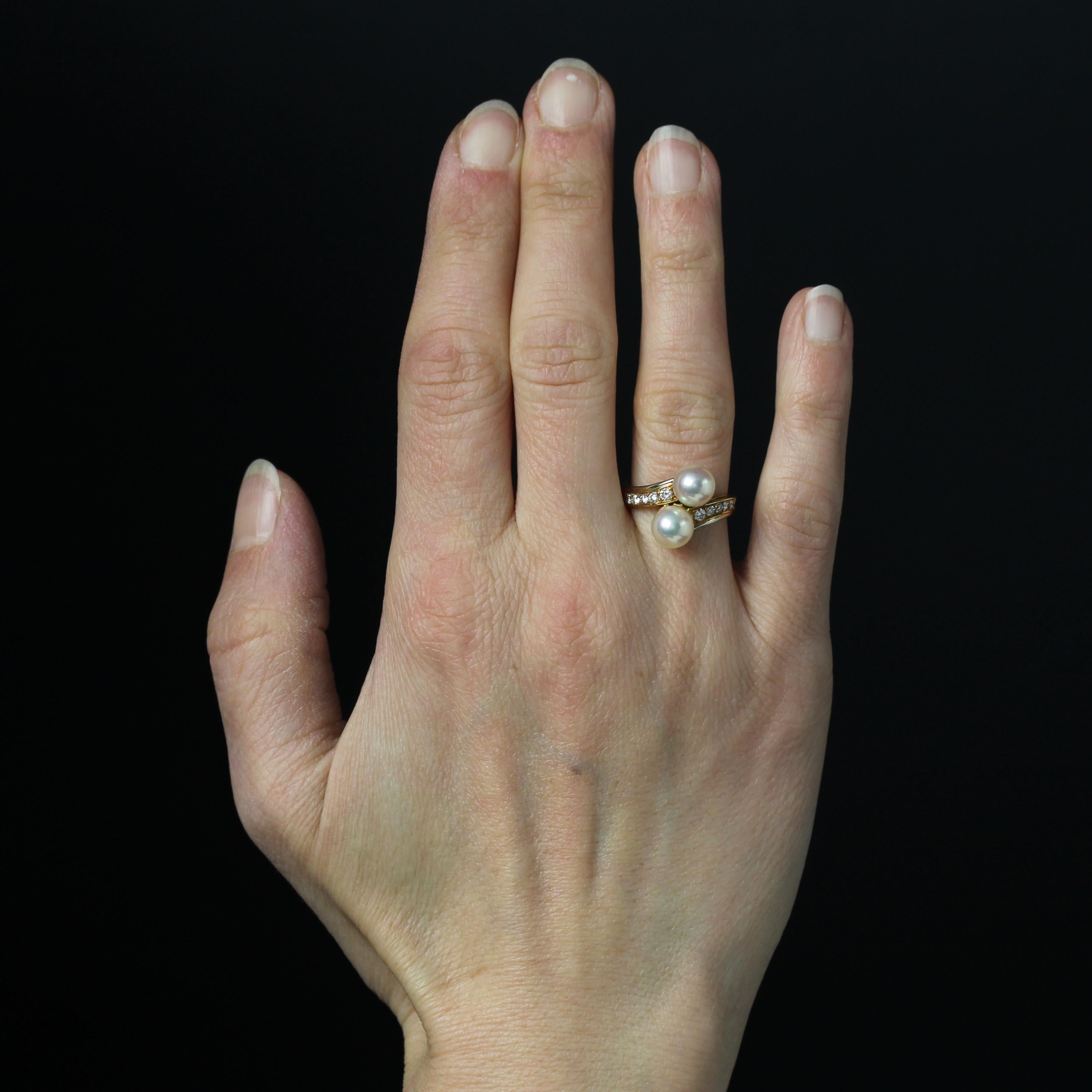 Ring in 18 karat yellow gold, eagle head hallmark.
An elegant You and Me ring, its band is adorned with a drop of 2x5 modern brilliant-cut diamonds and two pearly white oriental cultured pearls.
Total weight of the diamonds : 0.20 carat