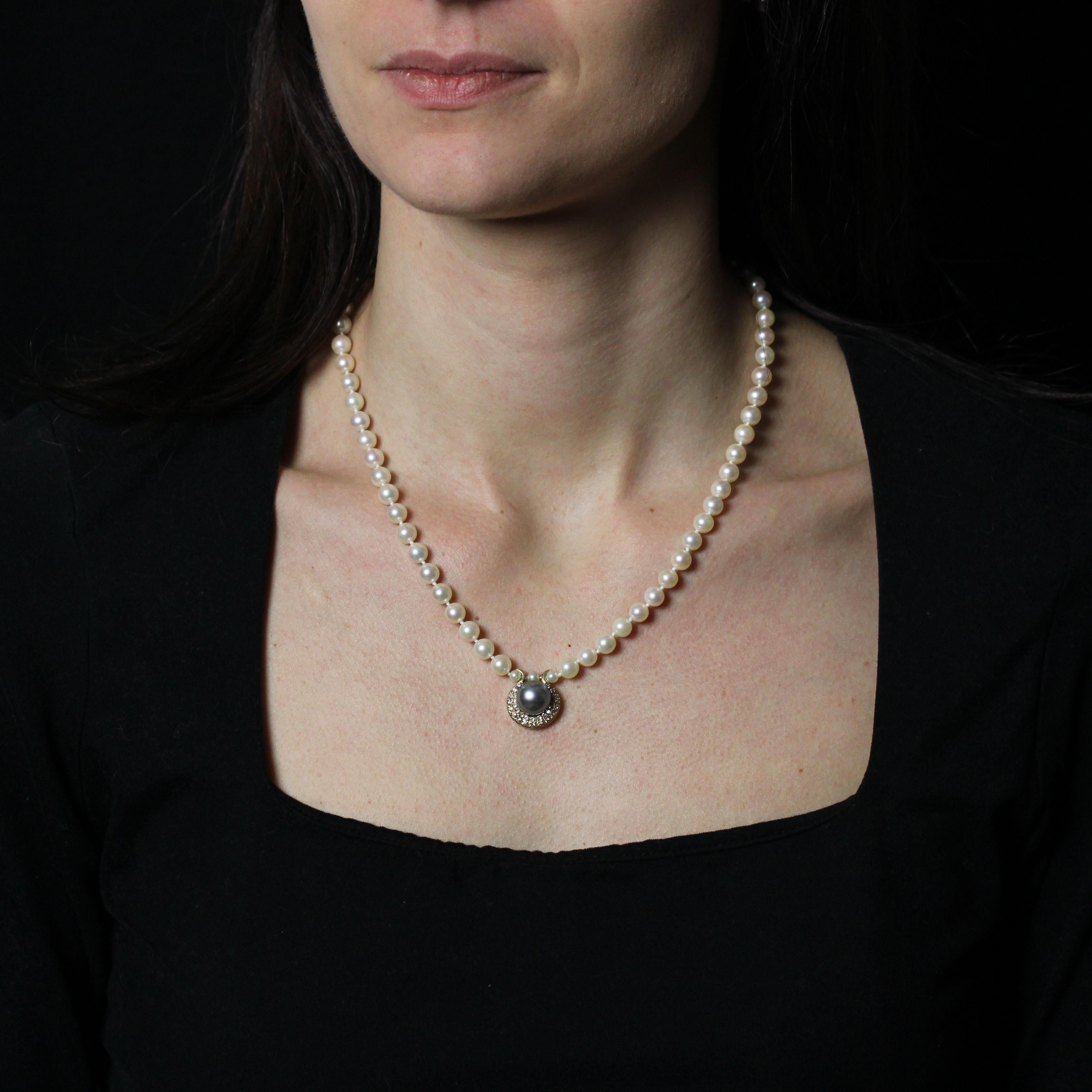 Ce collier est composé de perles de culture rondes blanc nacré. Sur le devant, il présente un motif de tête d'aigle en or jaune 18 carats, pavé de diamants modernes de taille brillant et centré sur une perle de culture grise. Le fermoir est un grand
